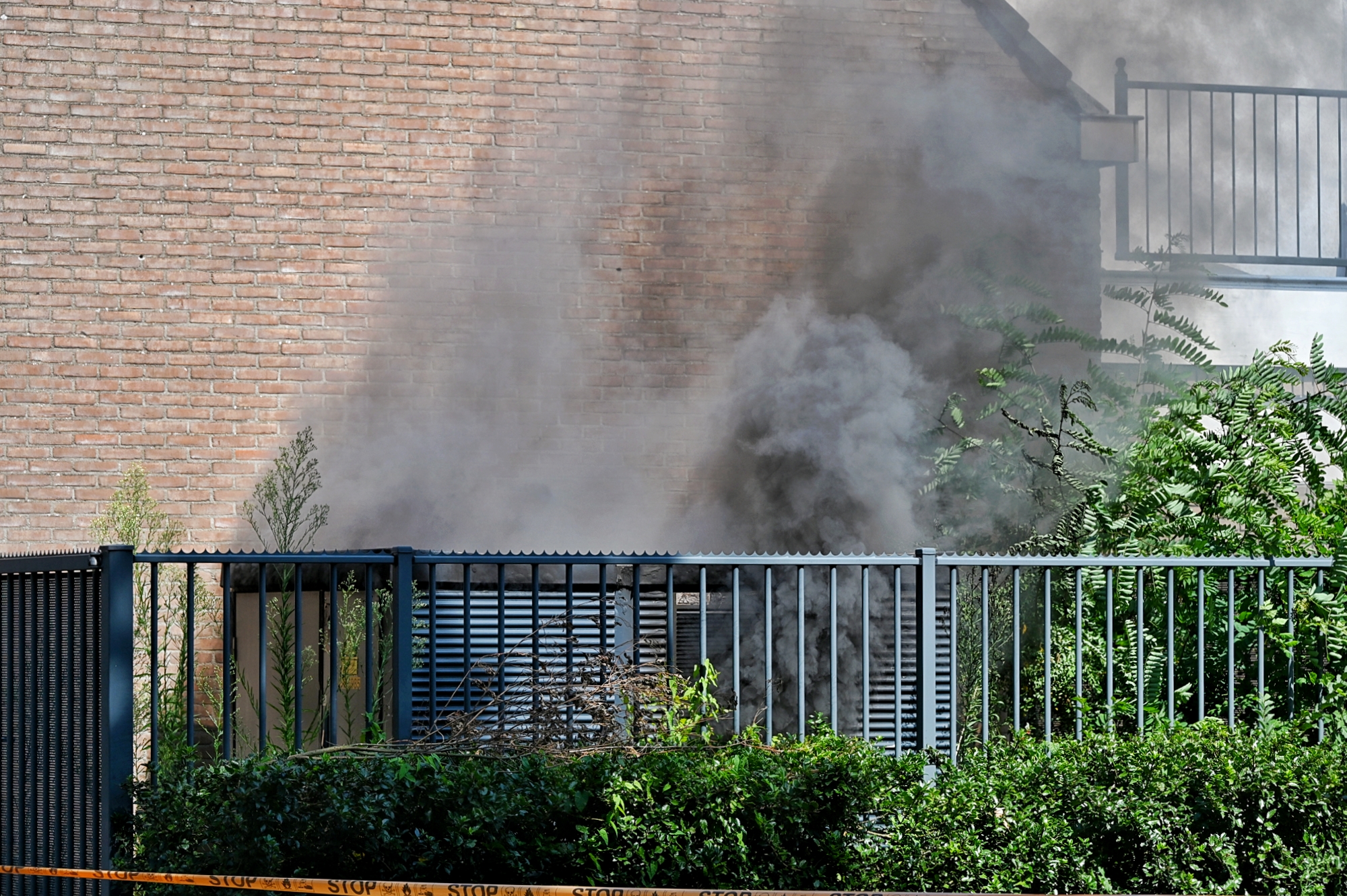 Brand in transformatorhuisje zorgt voor ontruiming van 30 appartementen