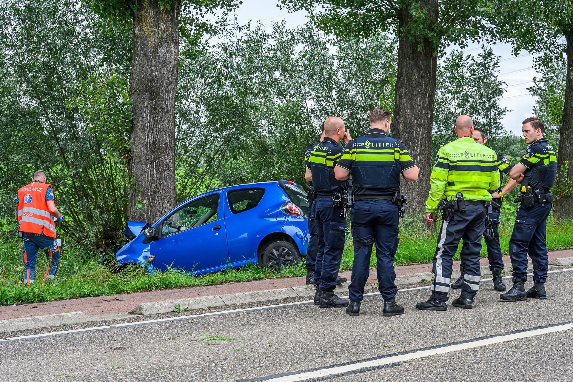 Auto botst op boom, twee personen gewond