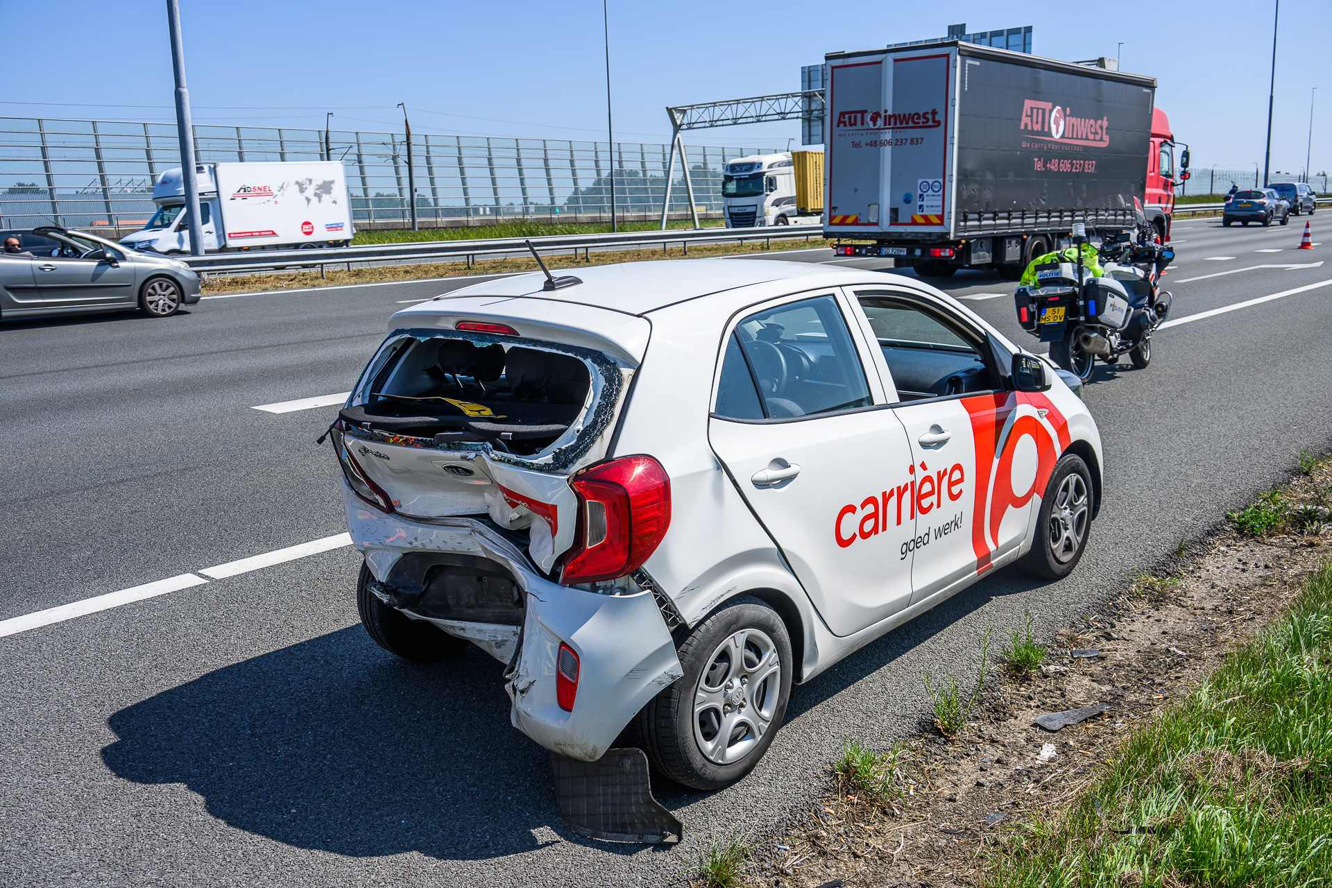 Drie auto’s botsen op snelweg bij afslag