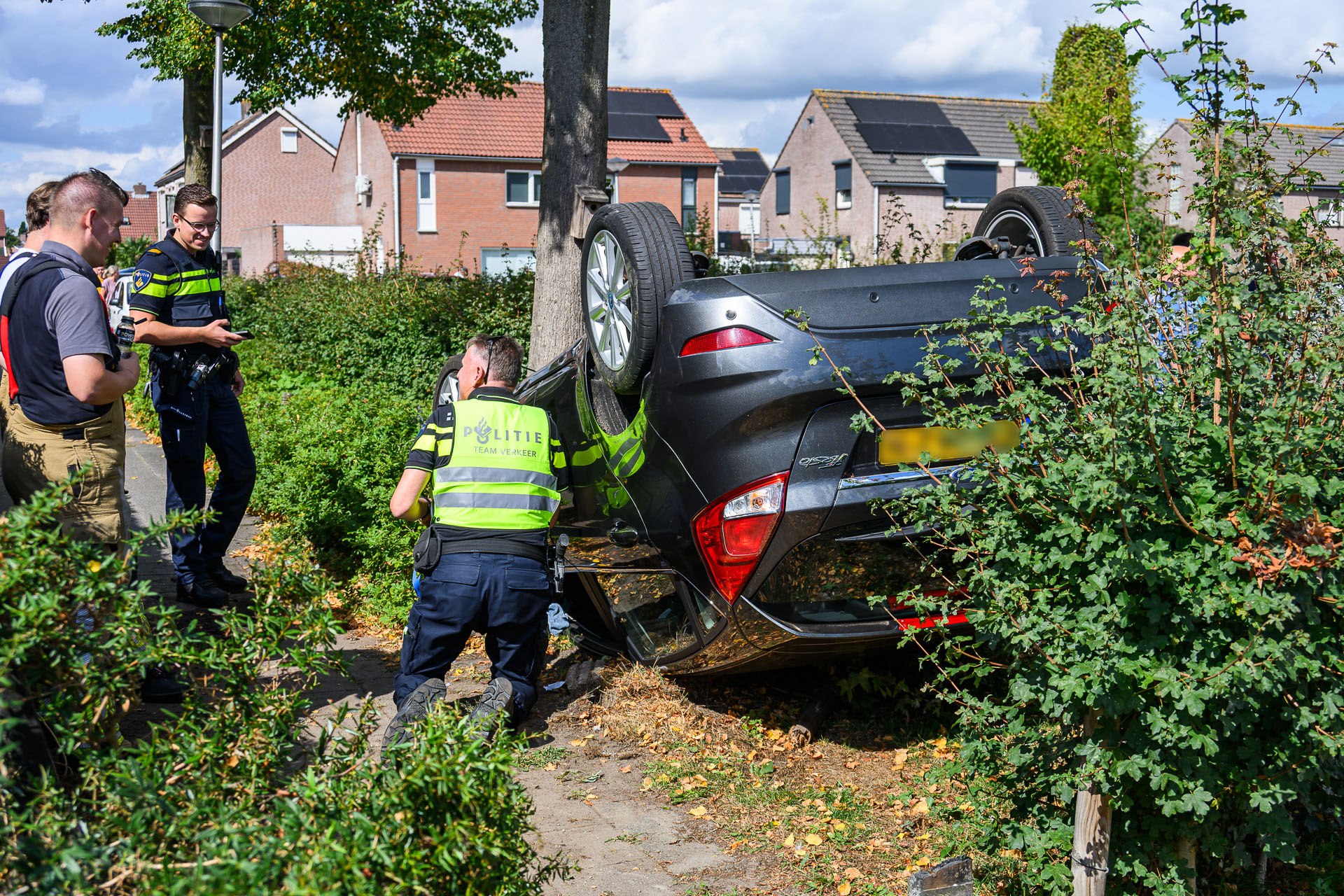 Bestuurder gewond nadat auto op de kop belandt in woonwijk
