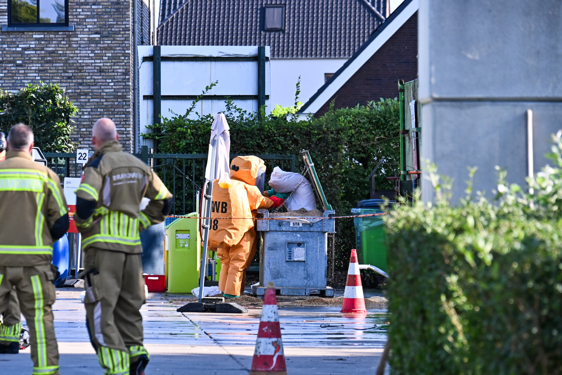 Huizen ontruimd na chemische reactie in container bij milieustraat
