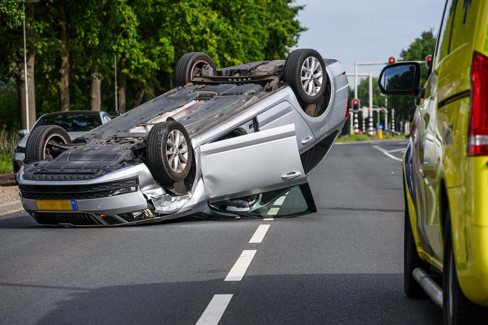 Auto met kind erin belandt op zijn kop na botsing