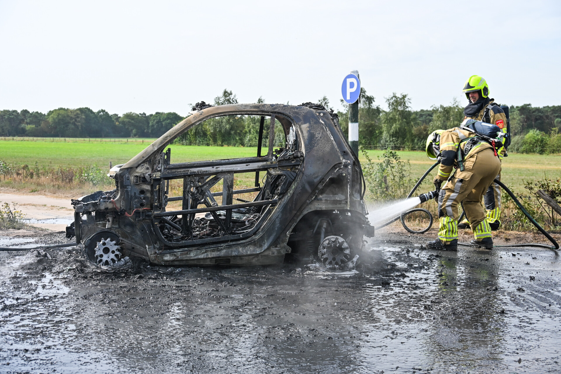 Auto geheel uitgebrand, bestuurder ongedeerd