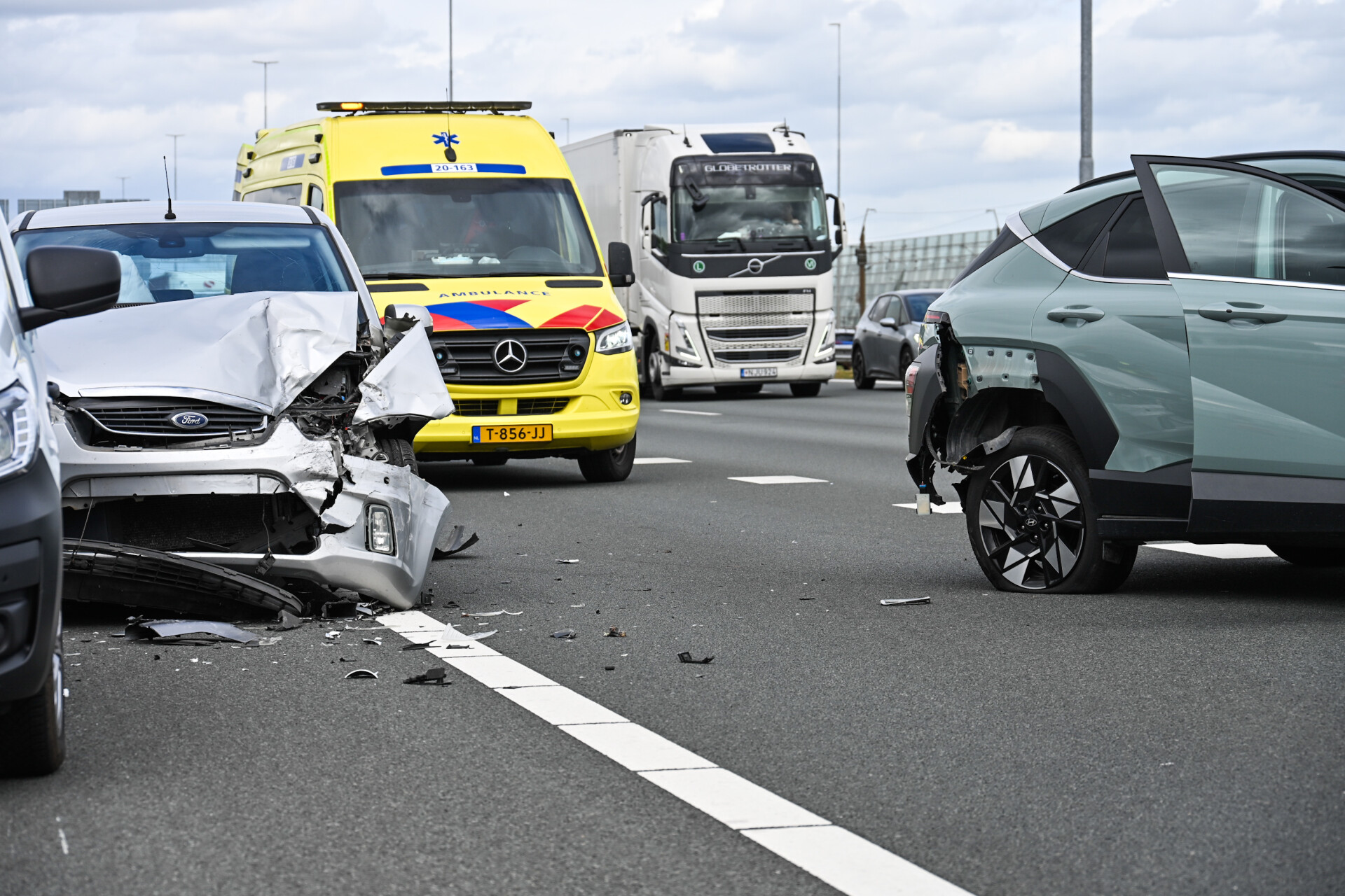 Kettingbotsing met drie auto’s zorgt voor afsluiting rijstroken