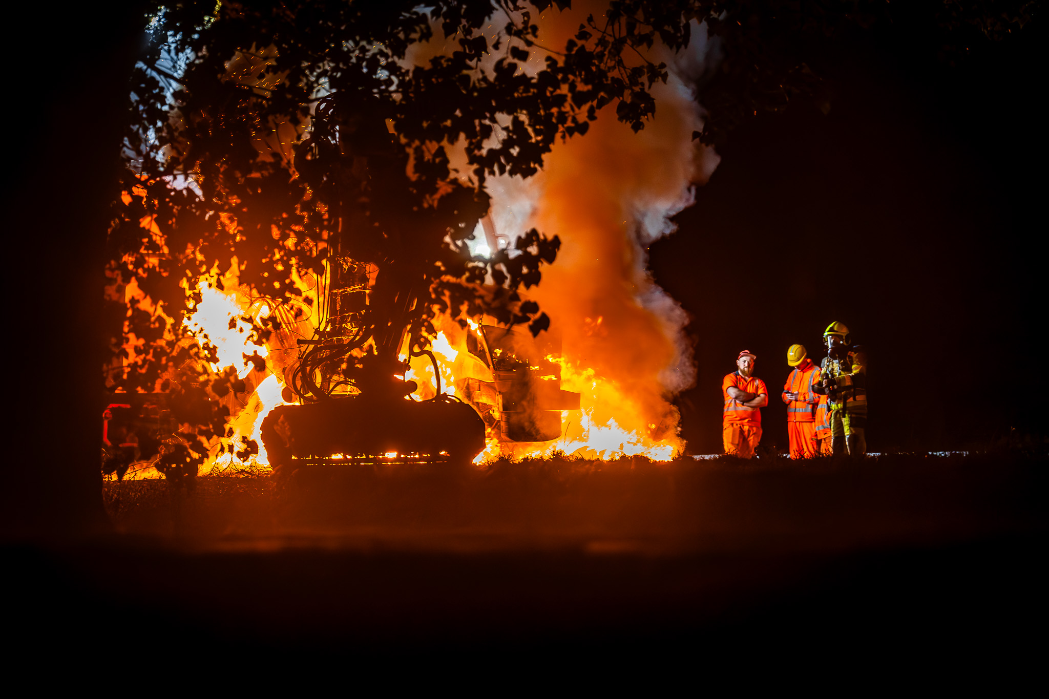 Maaimachine vliegt in brand op snelweg