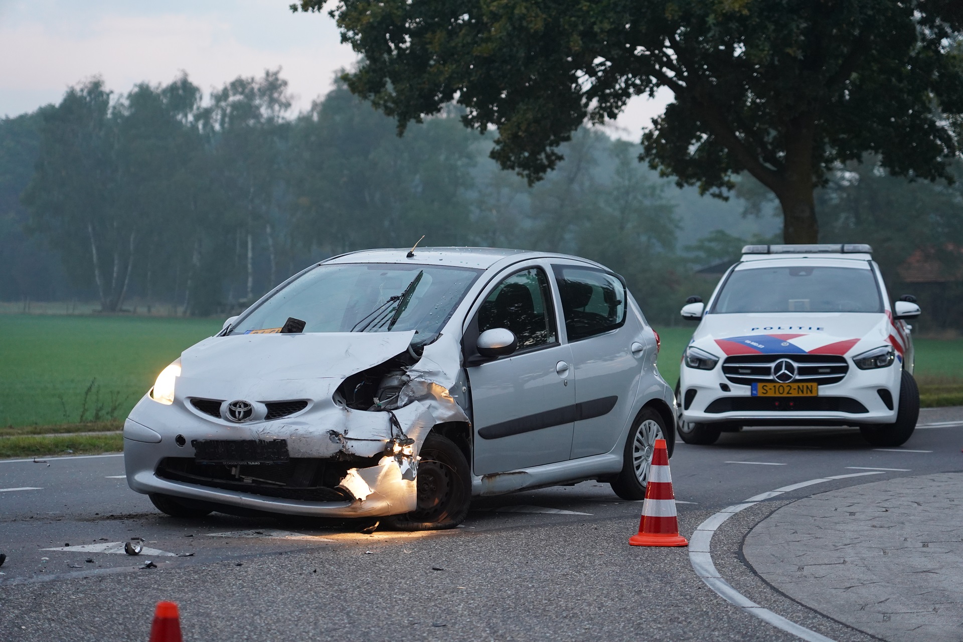 Lange file en veel blikschade na ongeval op kruising