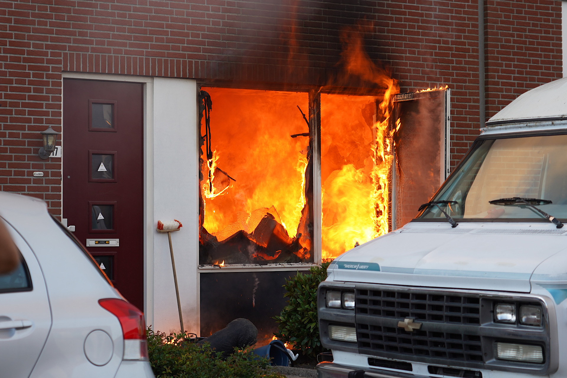 Uitslaande brand verwoest woning, naastgelegen huizen ontruimd