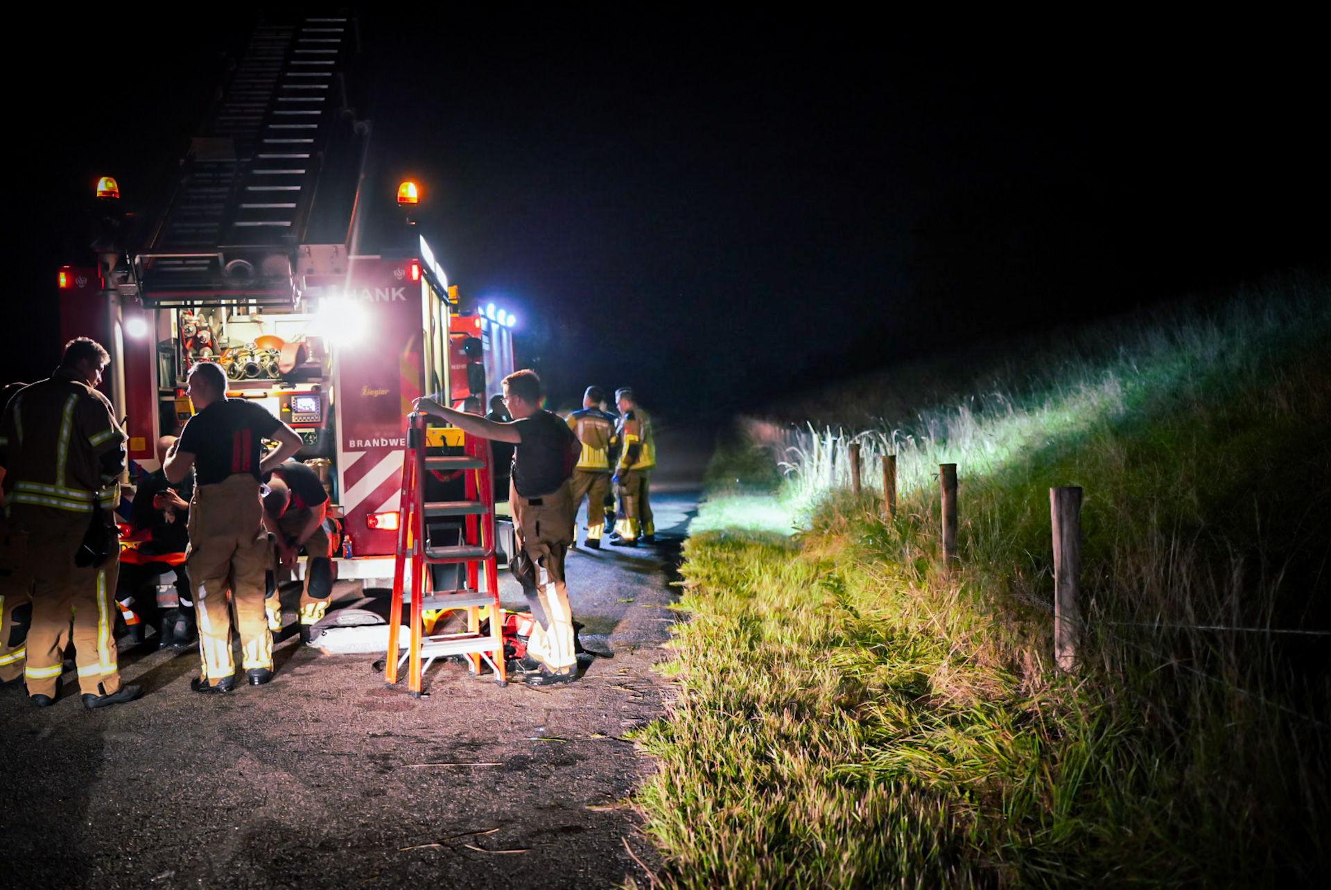 Fotografen verrast door hoogwater, vast in boomhut