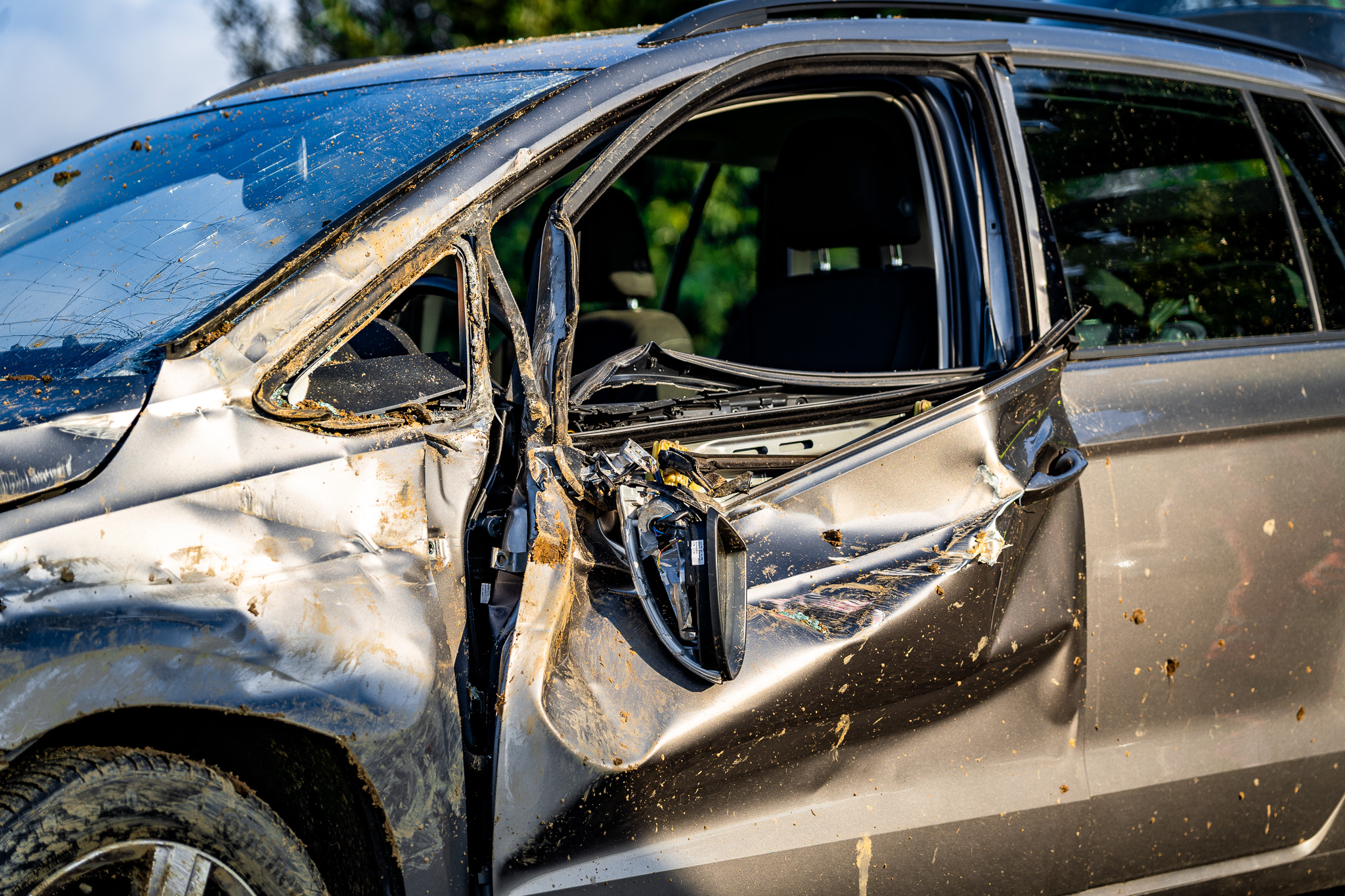 Auto botst tegen tractor, vrouw gewond