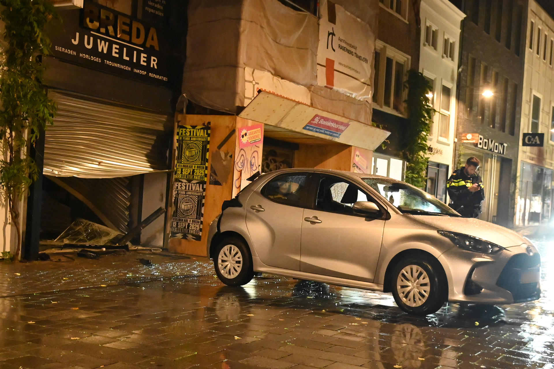 Ramkraak bij juwelier: auto ramt pui en richt grote schade aan
