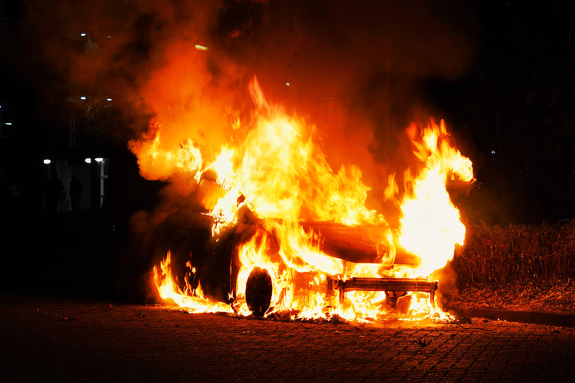 Auto uitgebrand, politie onderzoekt brandstichting