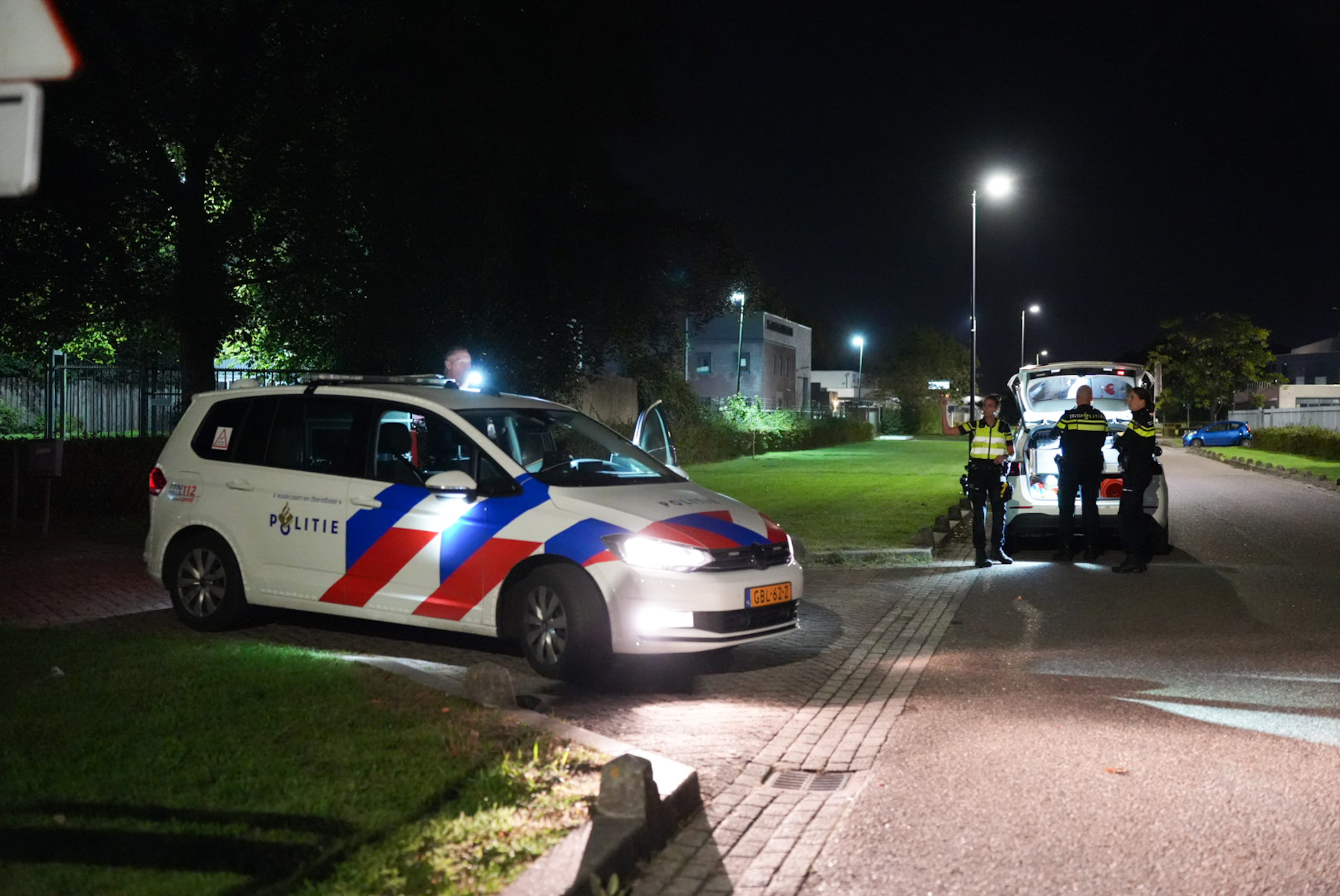 Man zwaargewond na steekpartij voor migrantenhotel