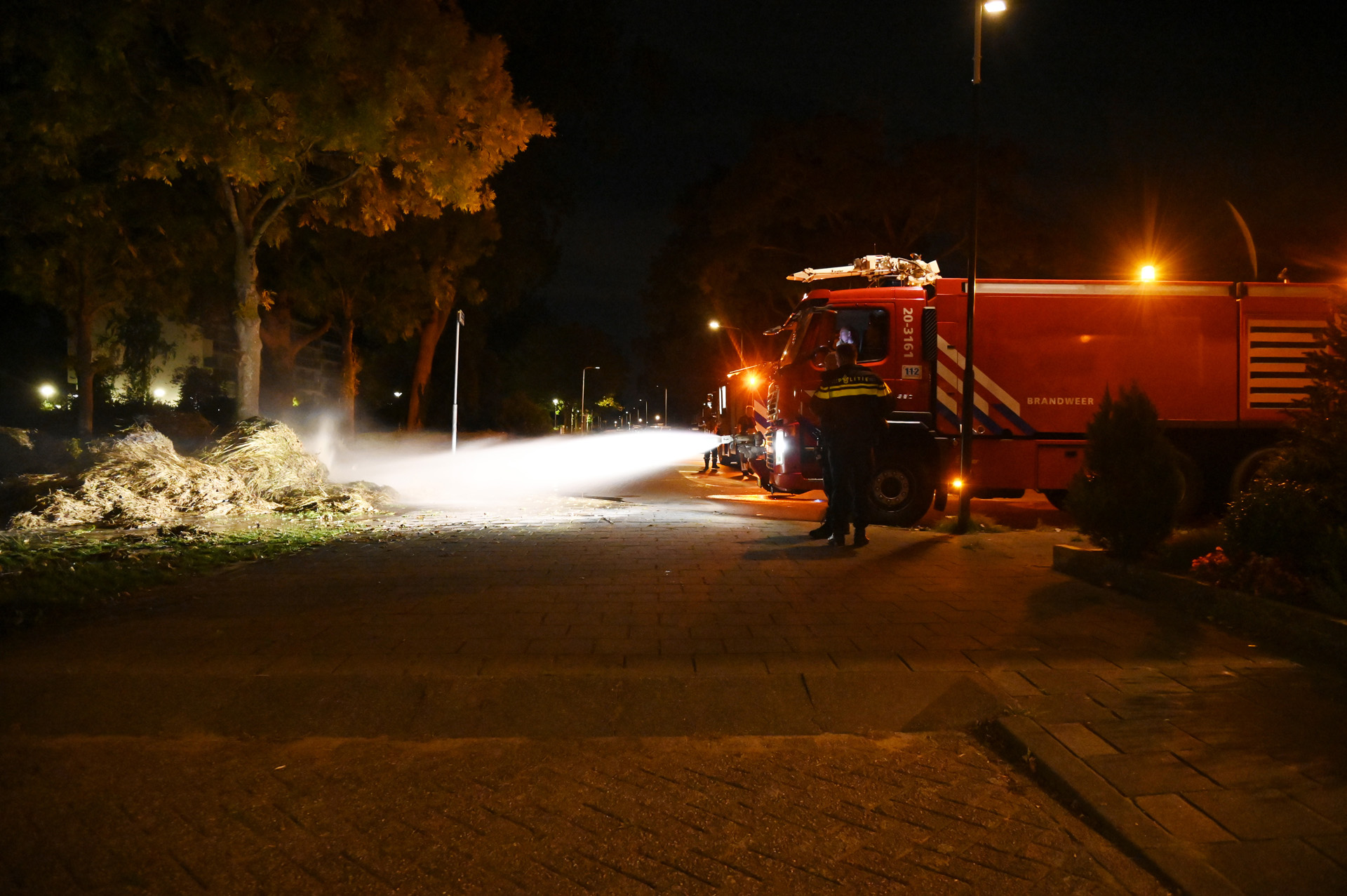 Berg met maaisel vliegt in brand