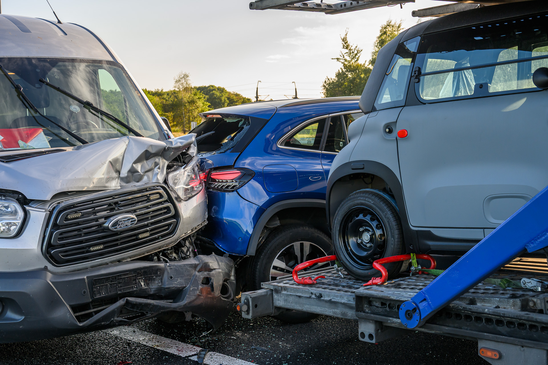 Ongeval tussen vrachtwagen, busje en auto: snelweg deels dicht