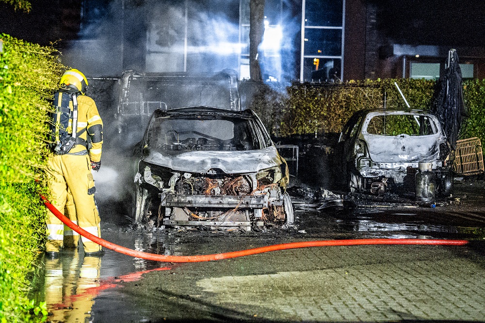 Caravan en twee auto’s gaan in vlammen op