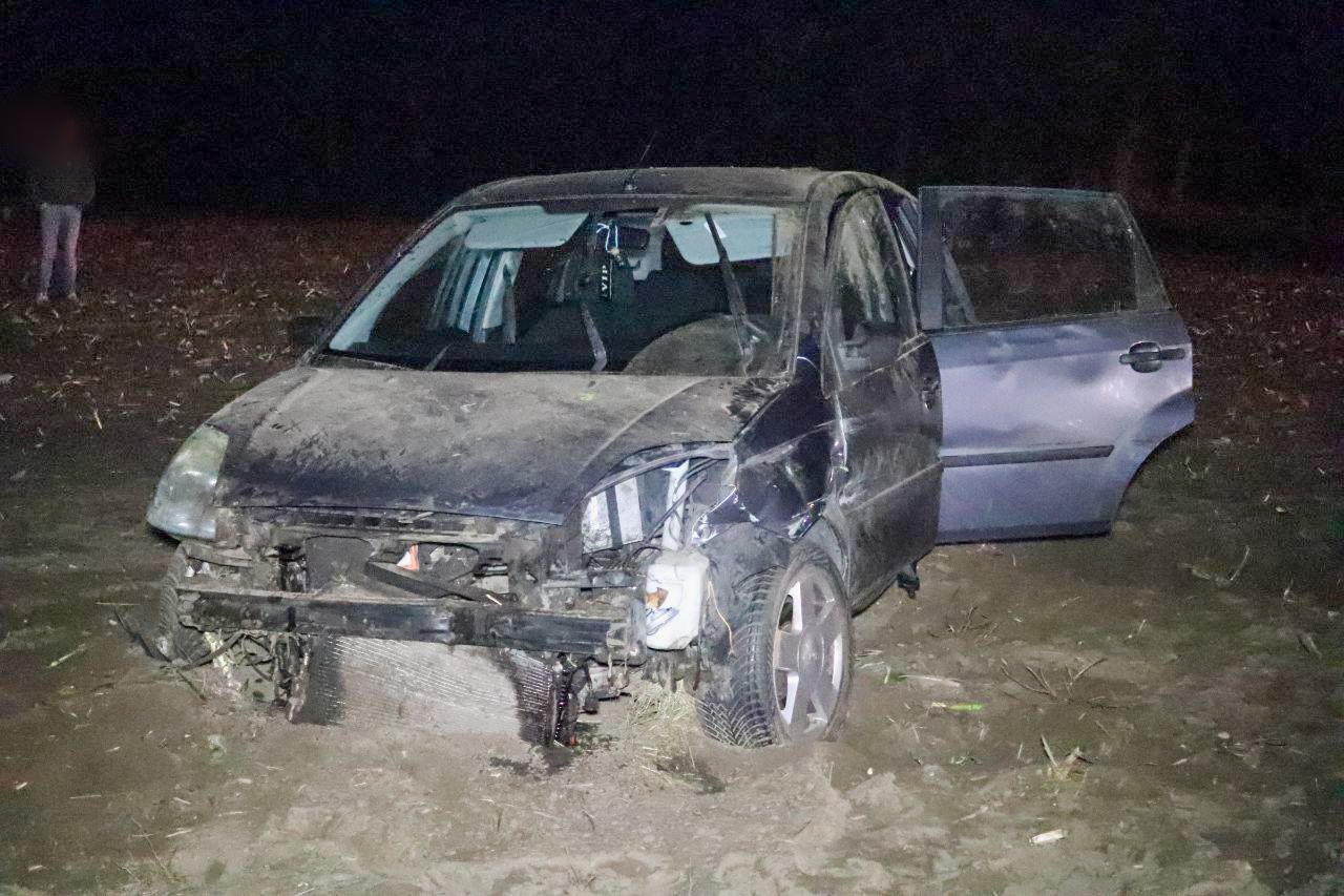 Auto crasht in weiland naast snelweg, bestuurder mogelijk onder invloed