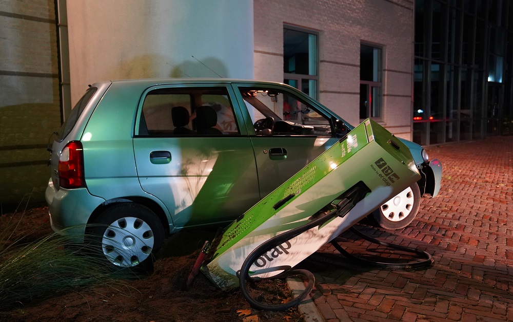 Sigarettendeal loopt uit de hand, auto botst tegen laadpaal en pand