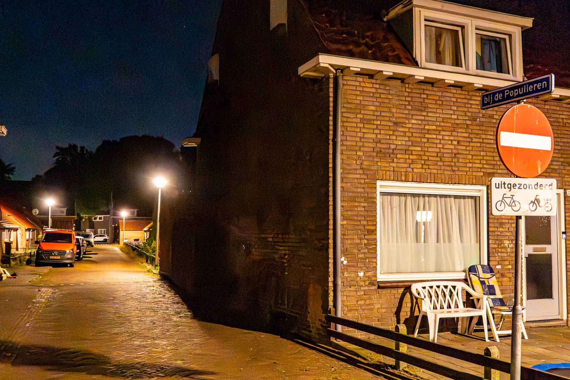 Overvaller dringt woning binnen en bedreigt aanwezigen