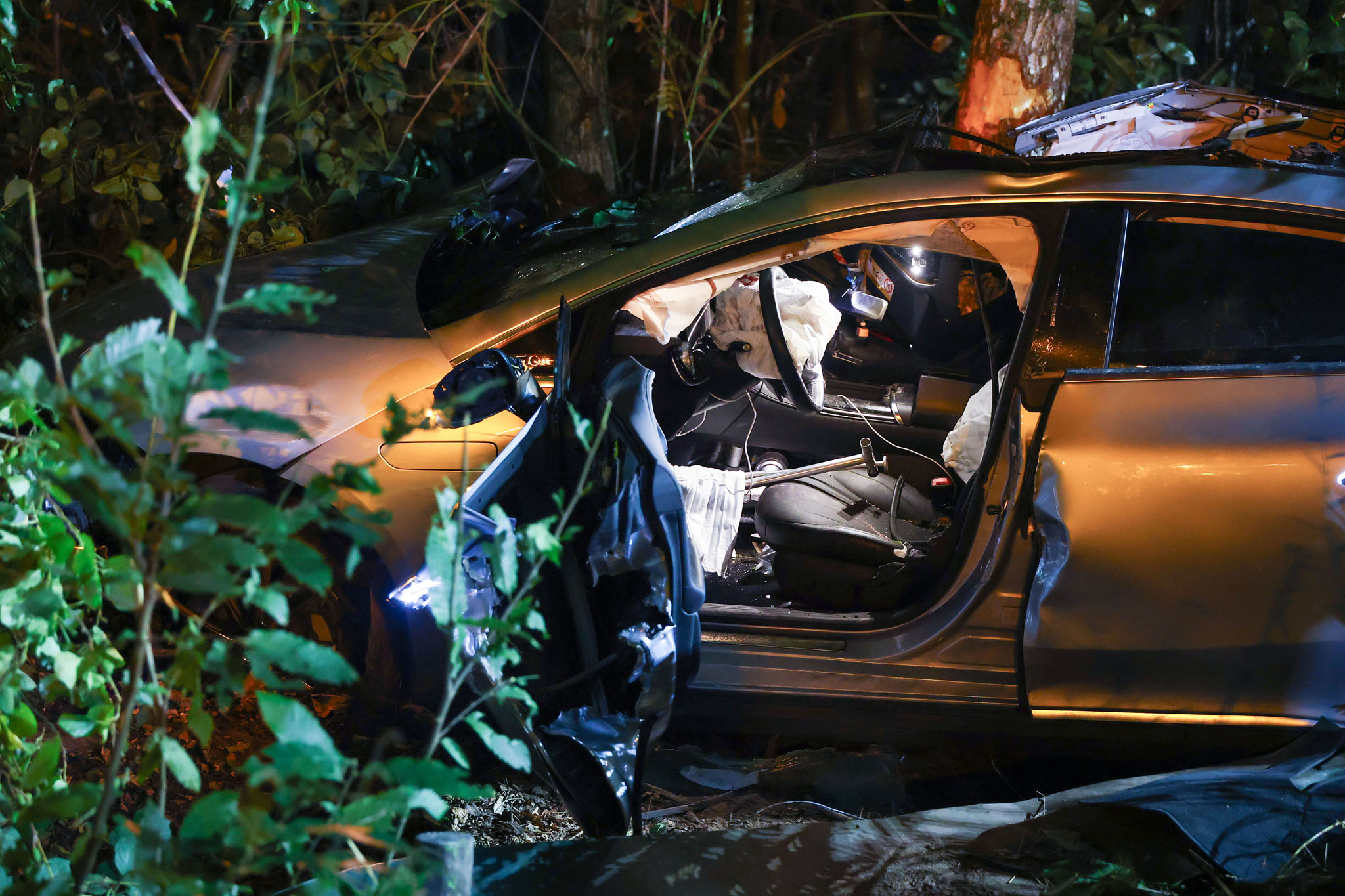 Man zwaargewond na crash, slachtoffer door brandweer bevrijd