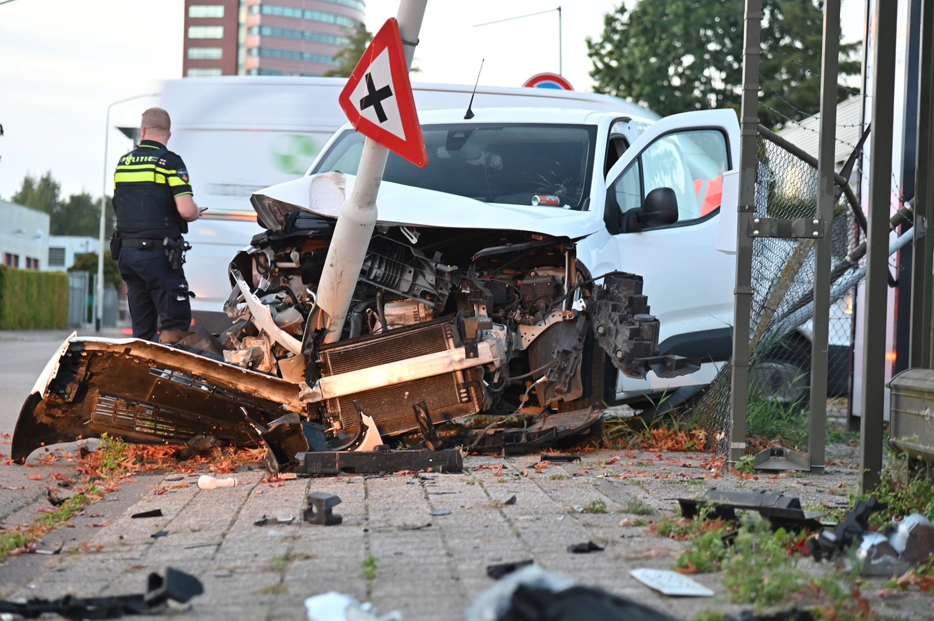 Automobilist schrikt van kraanwagen en botst tegen lantaarnpaal