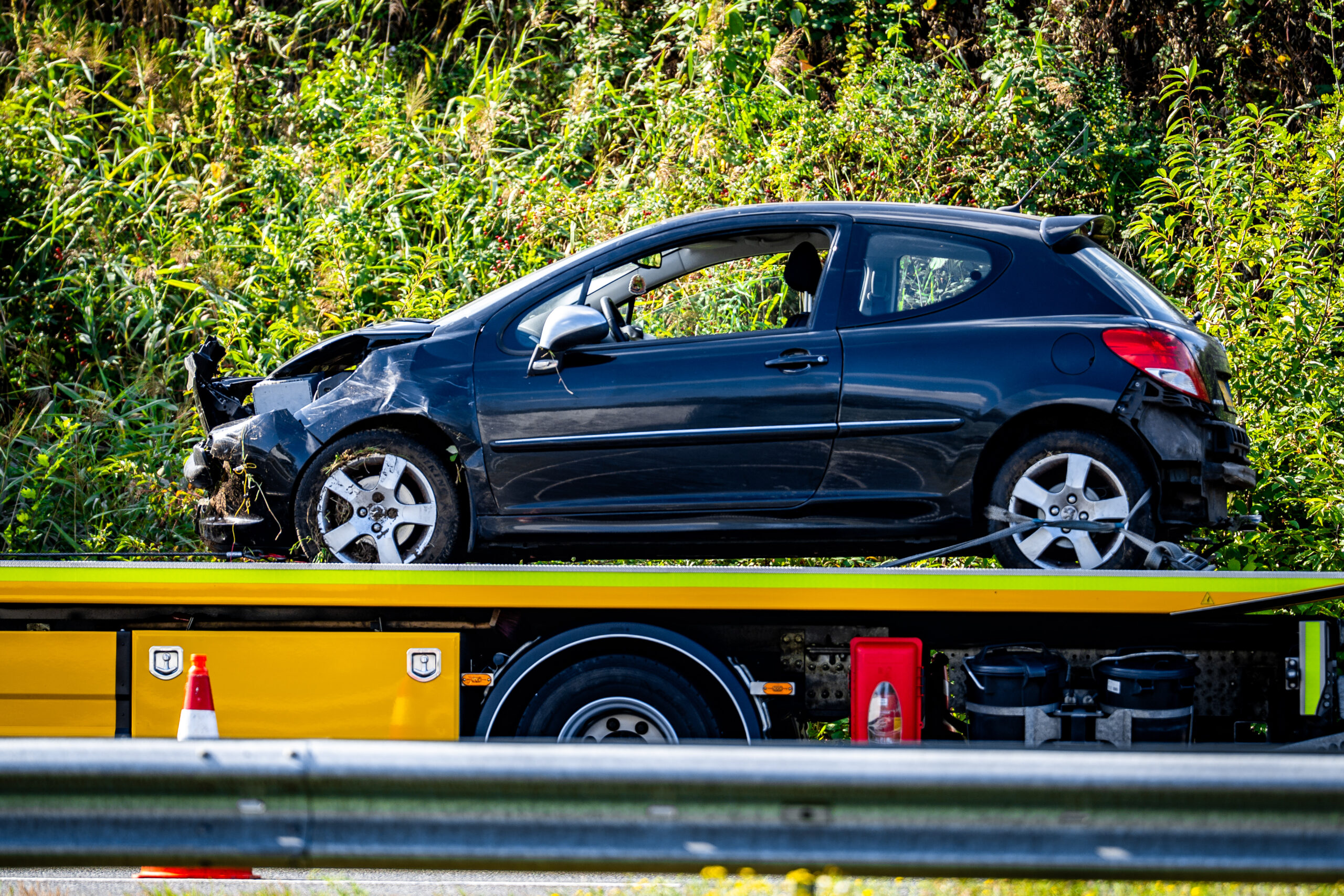Auto raakt vrachtwagen op A50 en belandt in berm