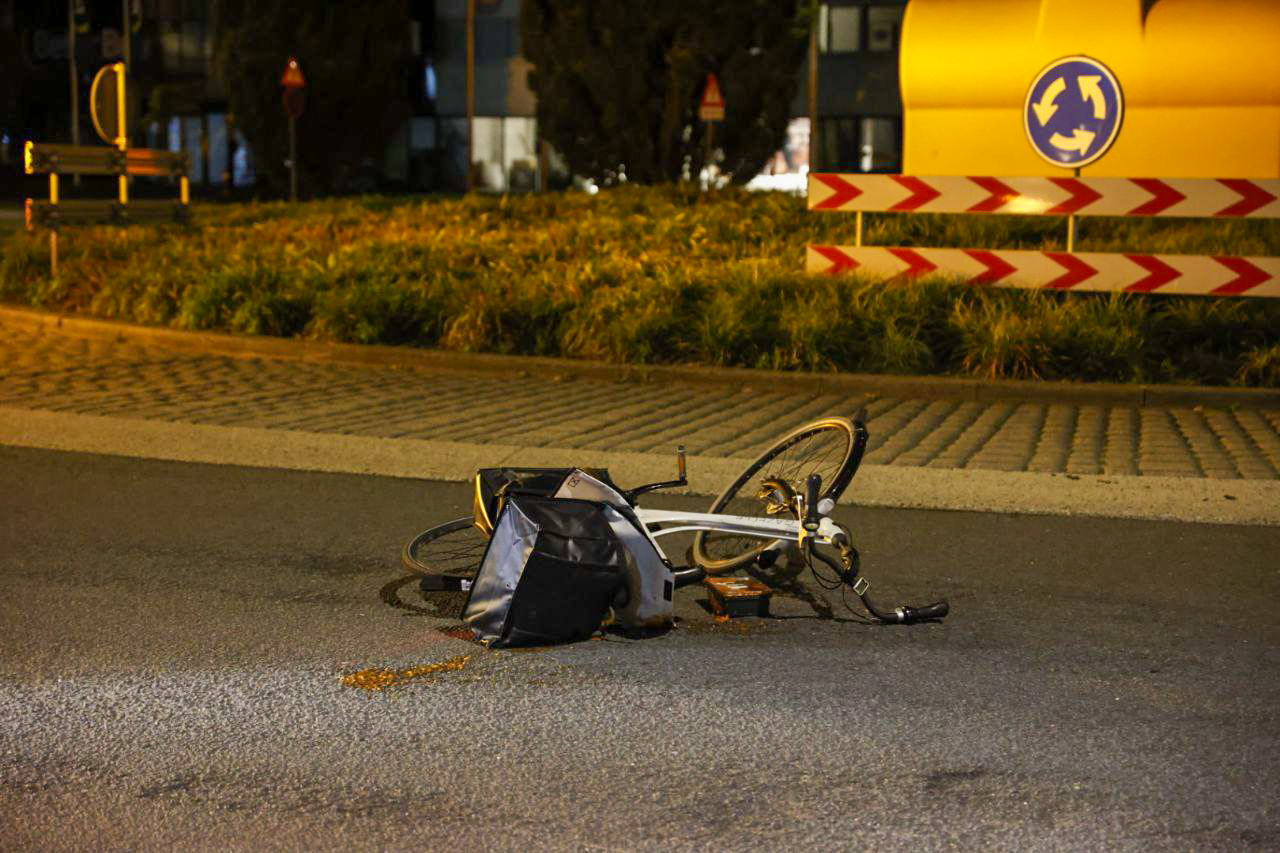 Fietser op rotonde geschept door bestelbus