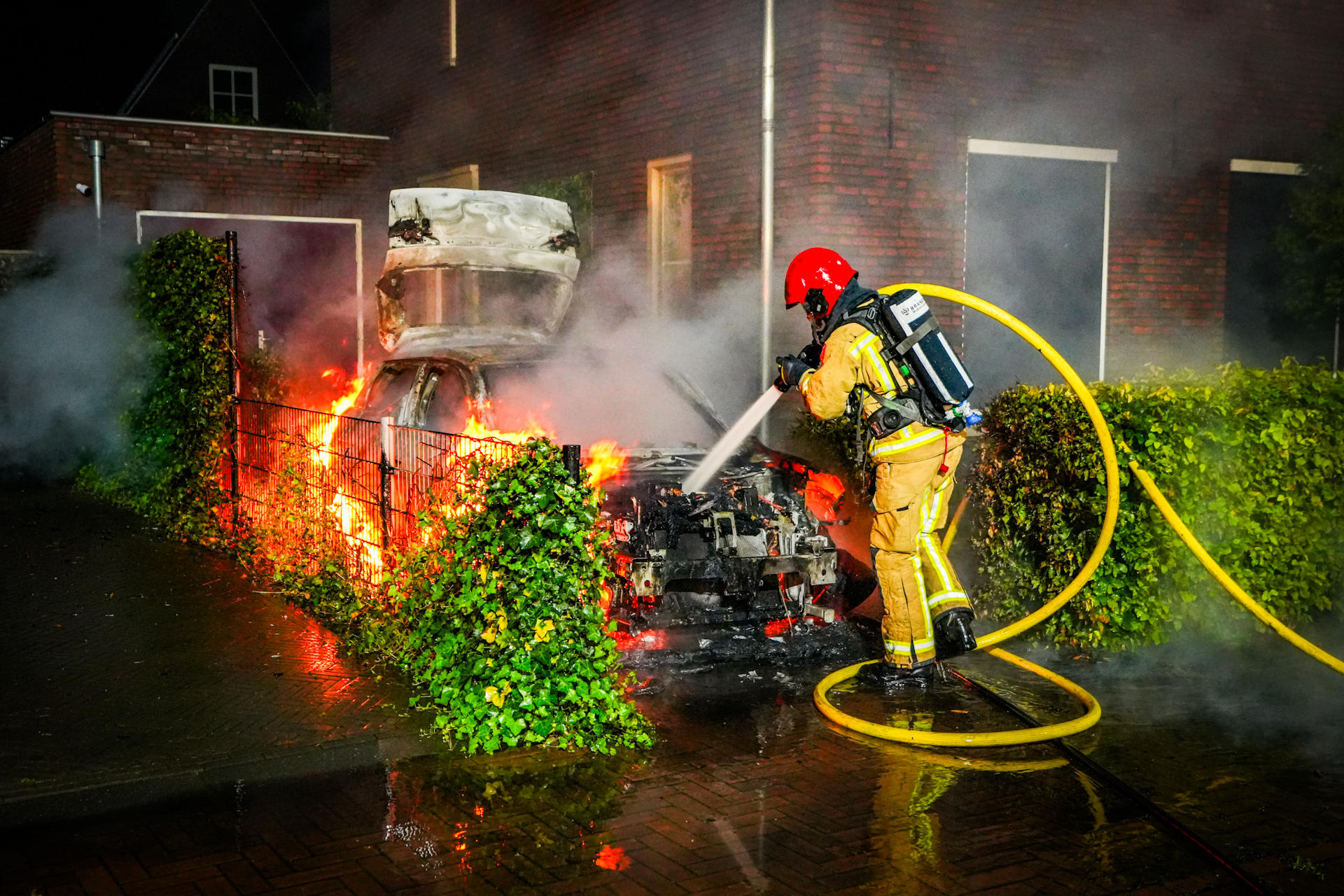 Elektrische auto vliegt in brand: meerdere huizen ontruimd