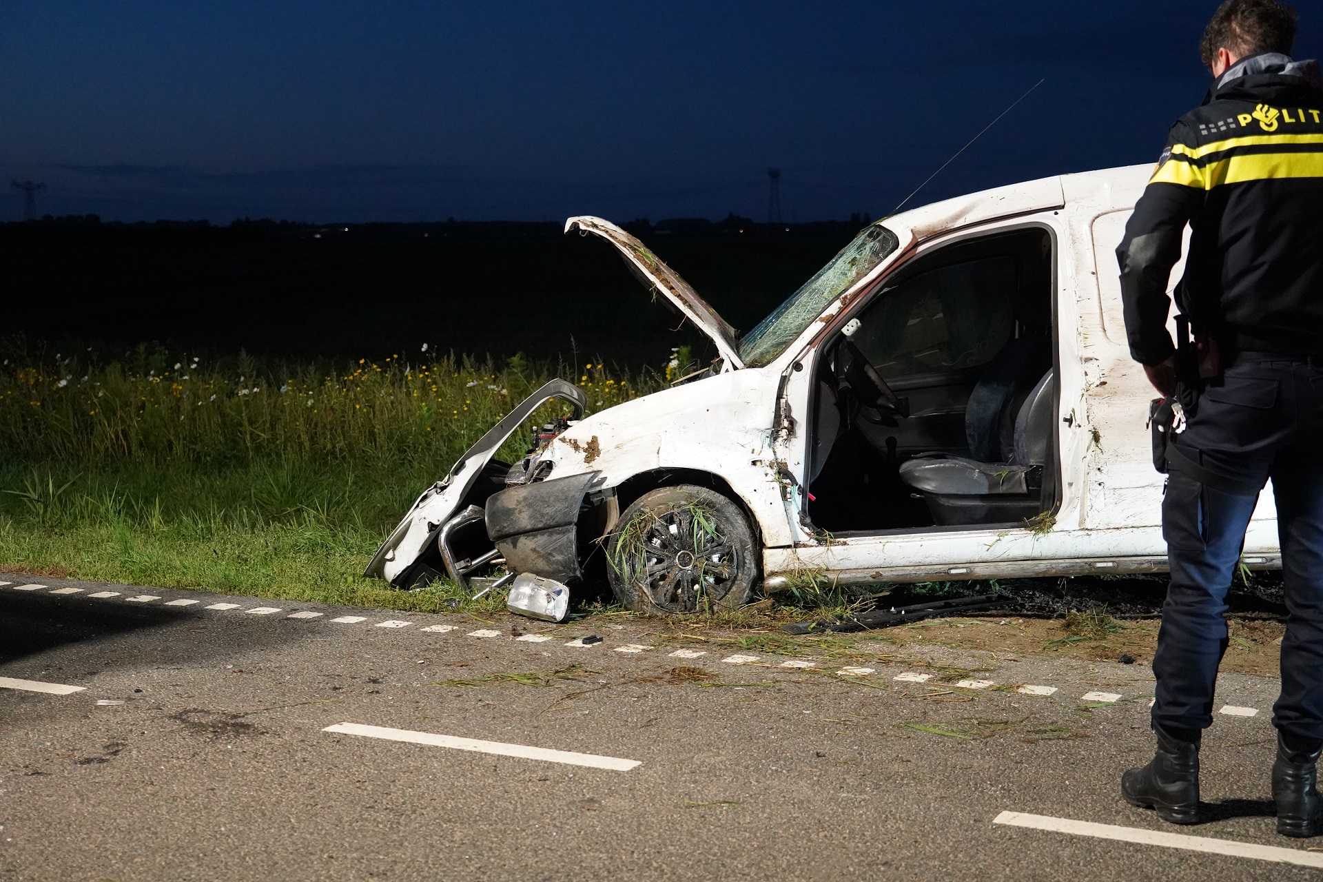 Auto raakt van de weg en belandt in sloot, bestuurder gewond