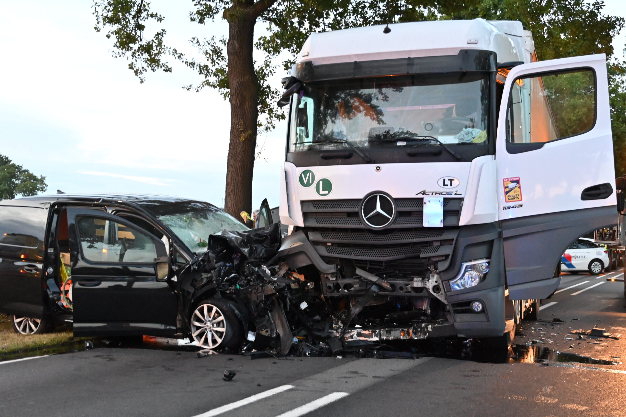 UPDATE: Automobilist (23) overlijdt bij frontale botsing met vrachtwagen