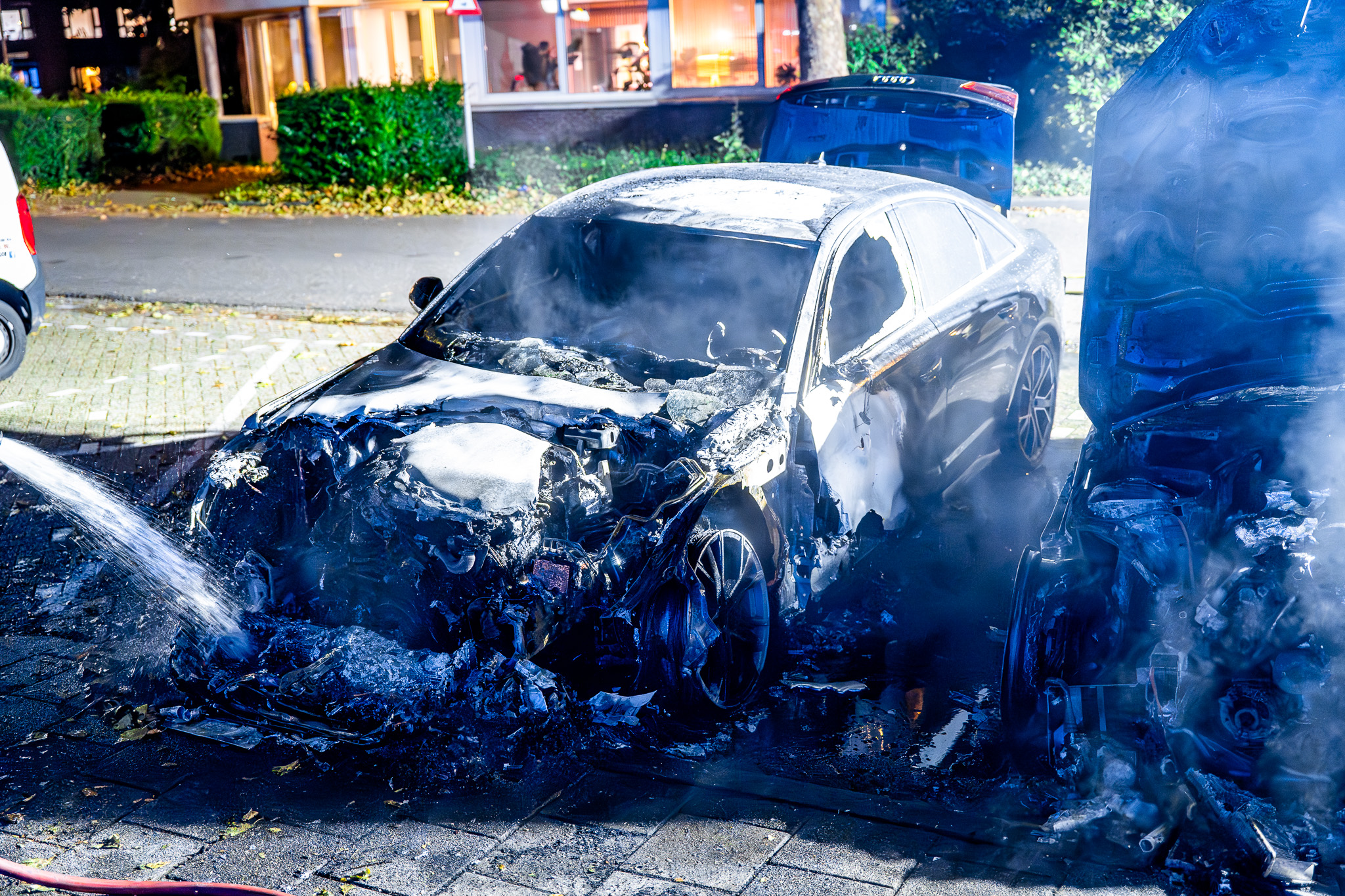 Geparkeerde auto’s uitgebrand, politie gaat uit van brandstichting