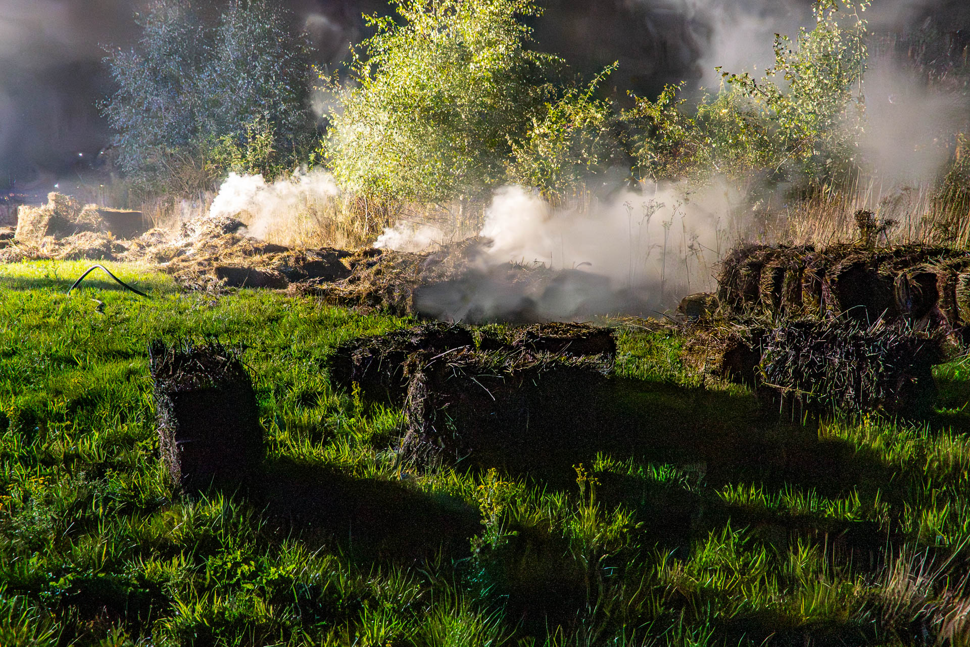 Hooibalen in brand in weiland, mogelijk brandstichting