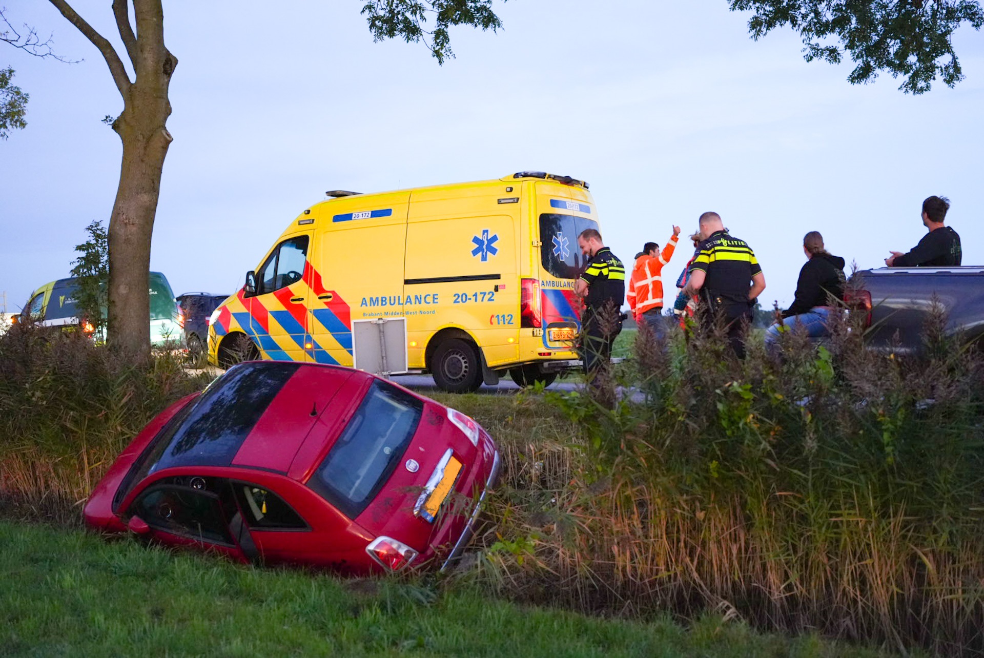 Vrouw ziet bocht over het hoofd en rijdt sloot in