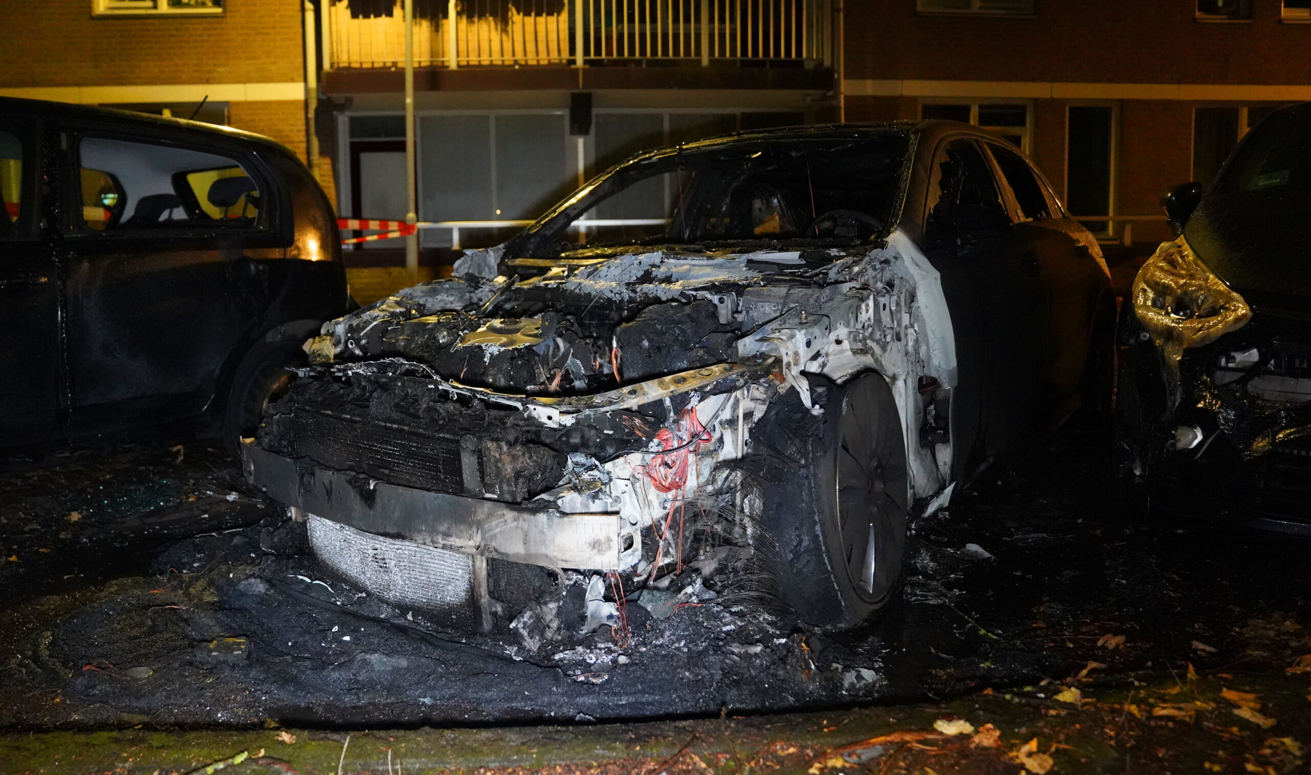 Opnieuw auto van dakdekker door brand verwoest