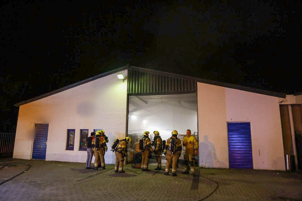 Rook uit bedrijfspand van wasserij, brandweer rukt uit