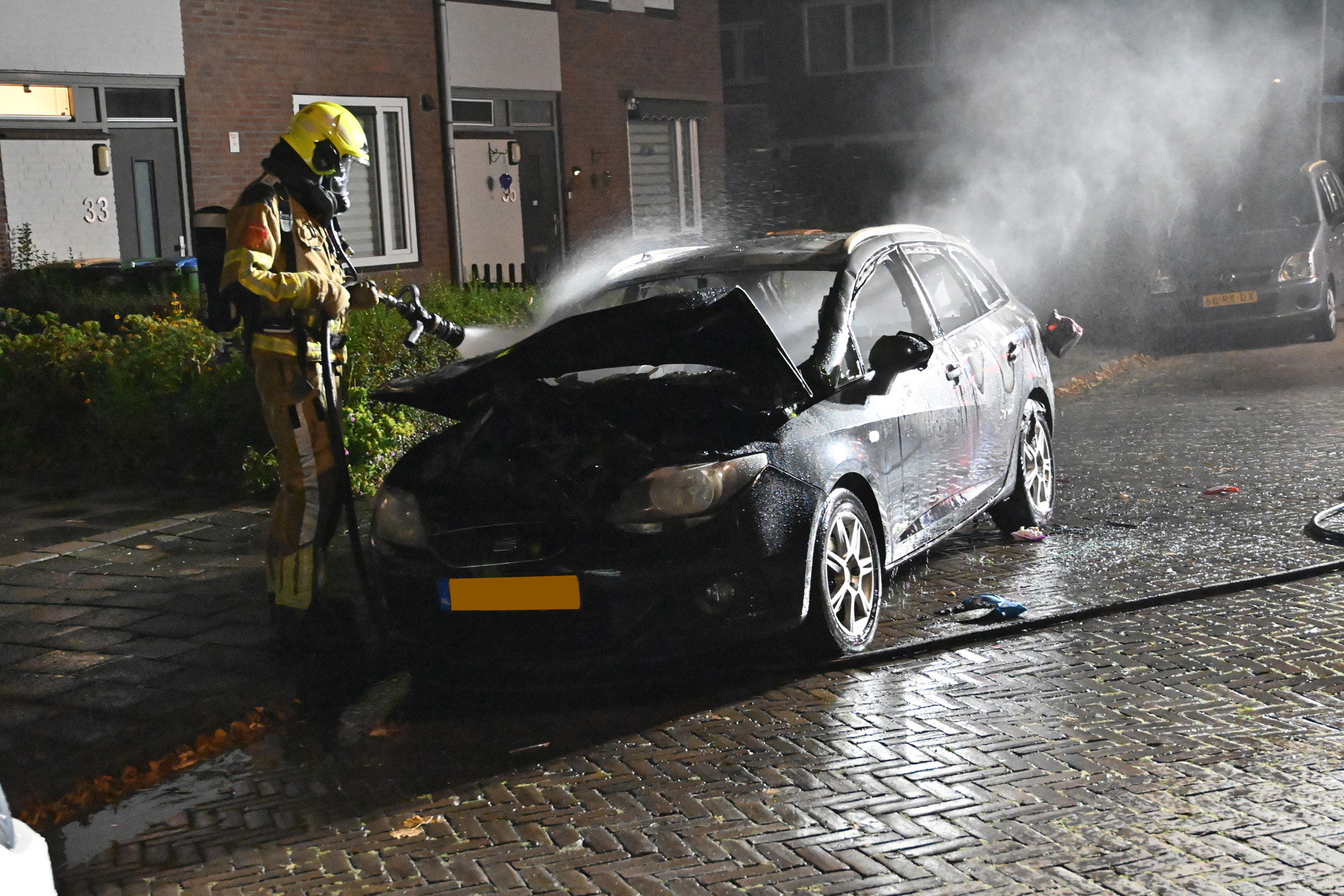 Geparkeerde auto uitgebrand, oorzaak onbekend