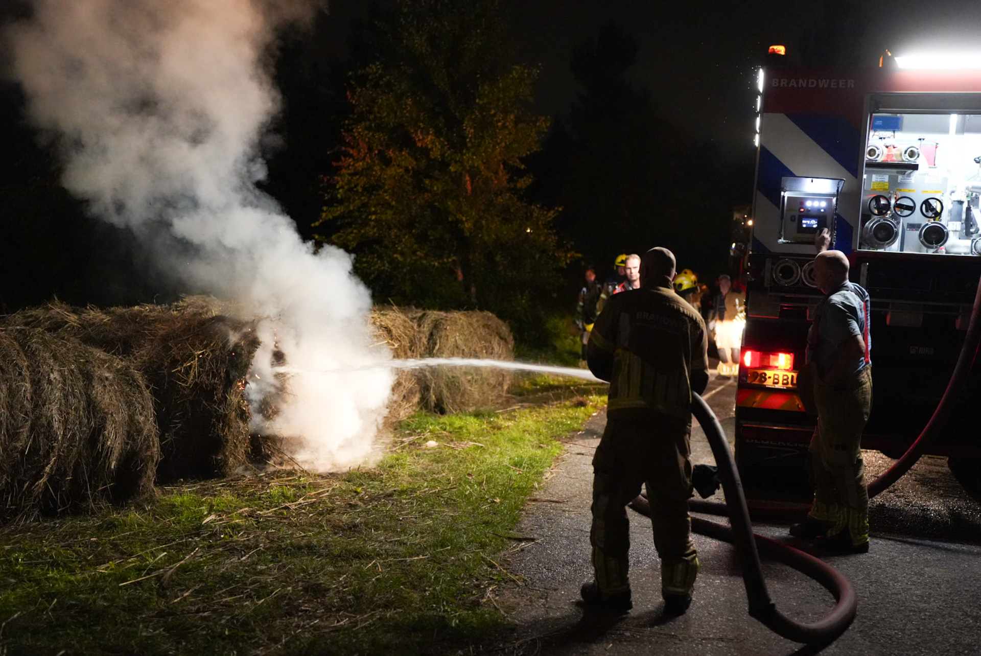 Opnieuw meerdere balen met gemaaid gras in brand