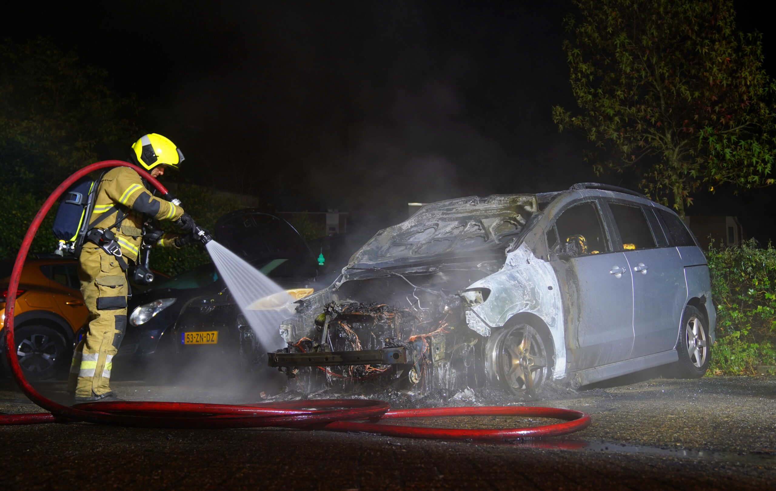 Geparkeerde auto door brand verwoest