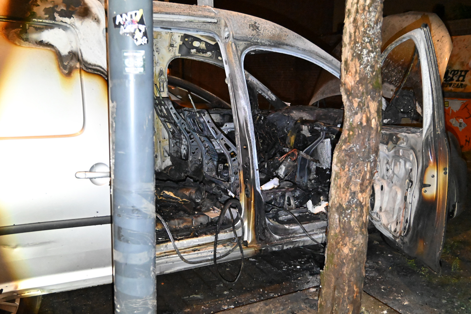 Werkbus uitgebrand na harde knal, naastgelegen auto beschadigd
