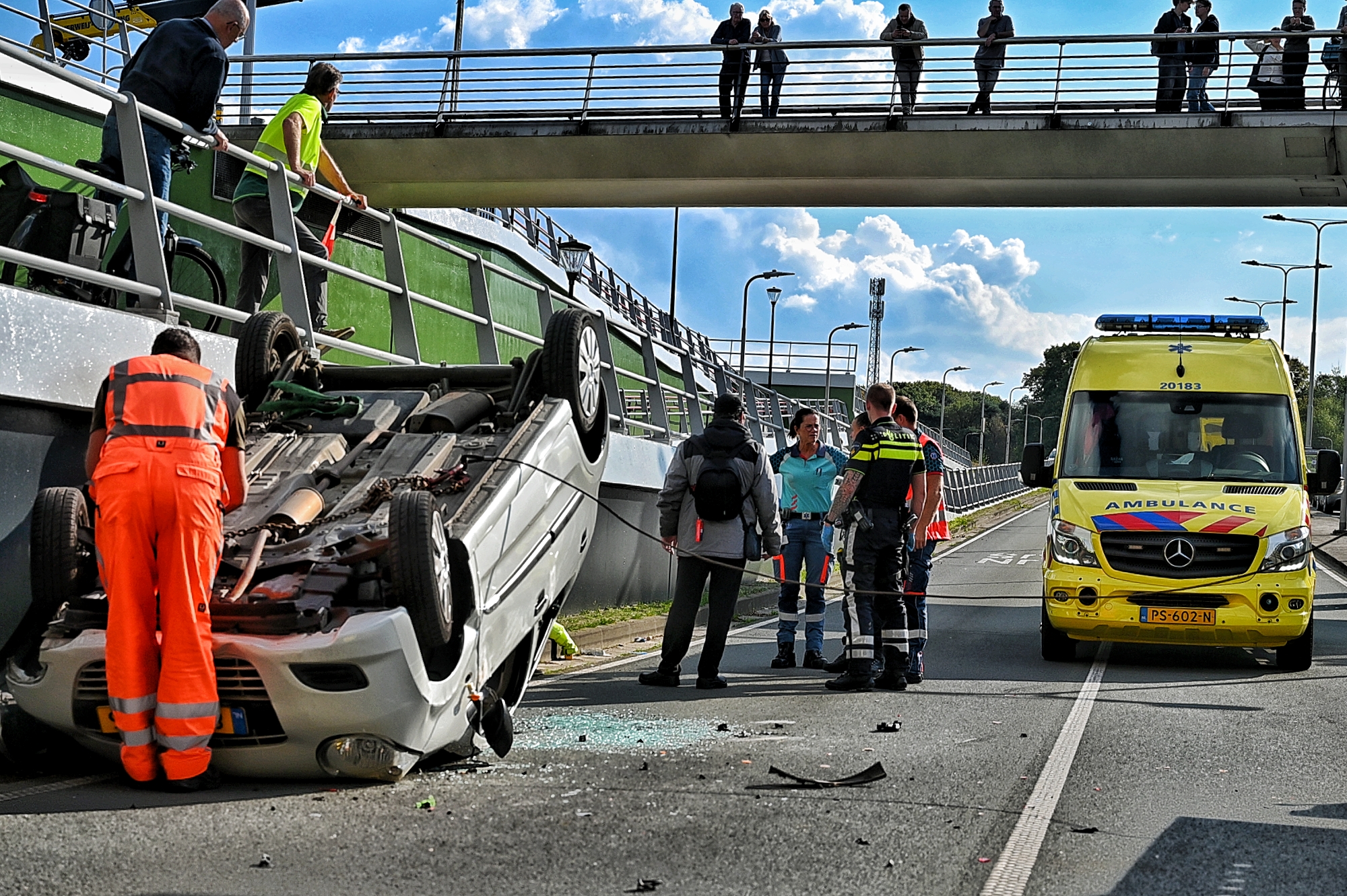 Auto slaat over de kop bij botsing, vrouw gewond