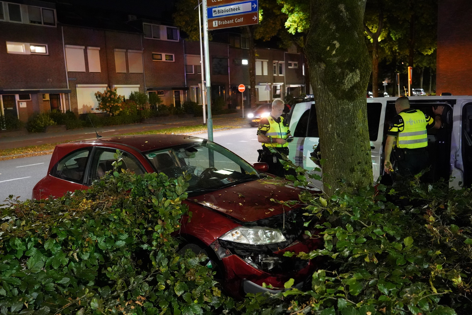 Dronken automobilist botst tegen boom naast feesttent