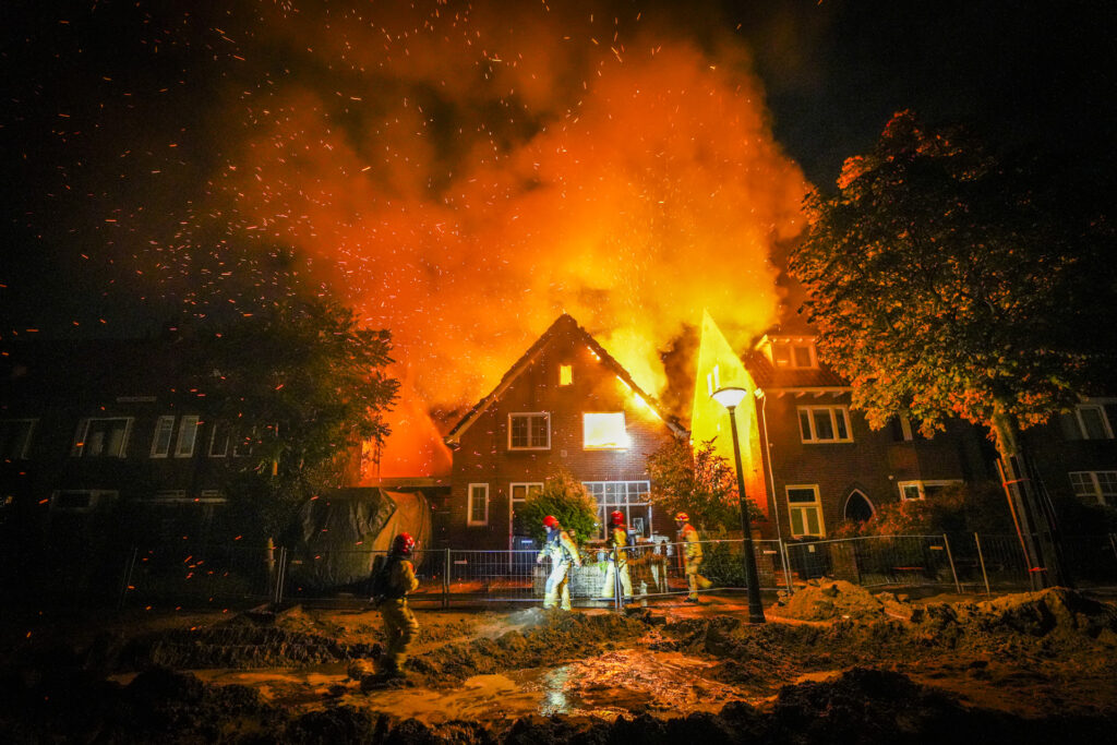 Felle brand verwoest woning; gezin met de schrik vrij, wegwerkzaamhe ...