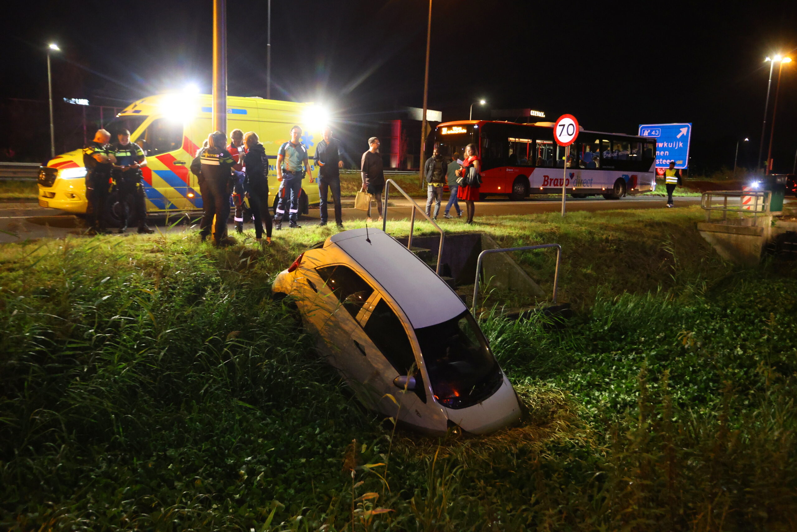 Auto botst tegen lijnbus en eindigt in sloot