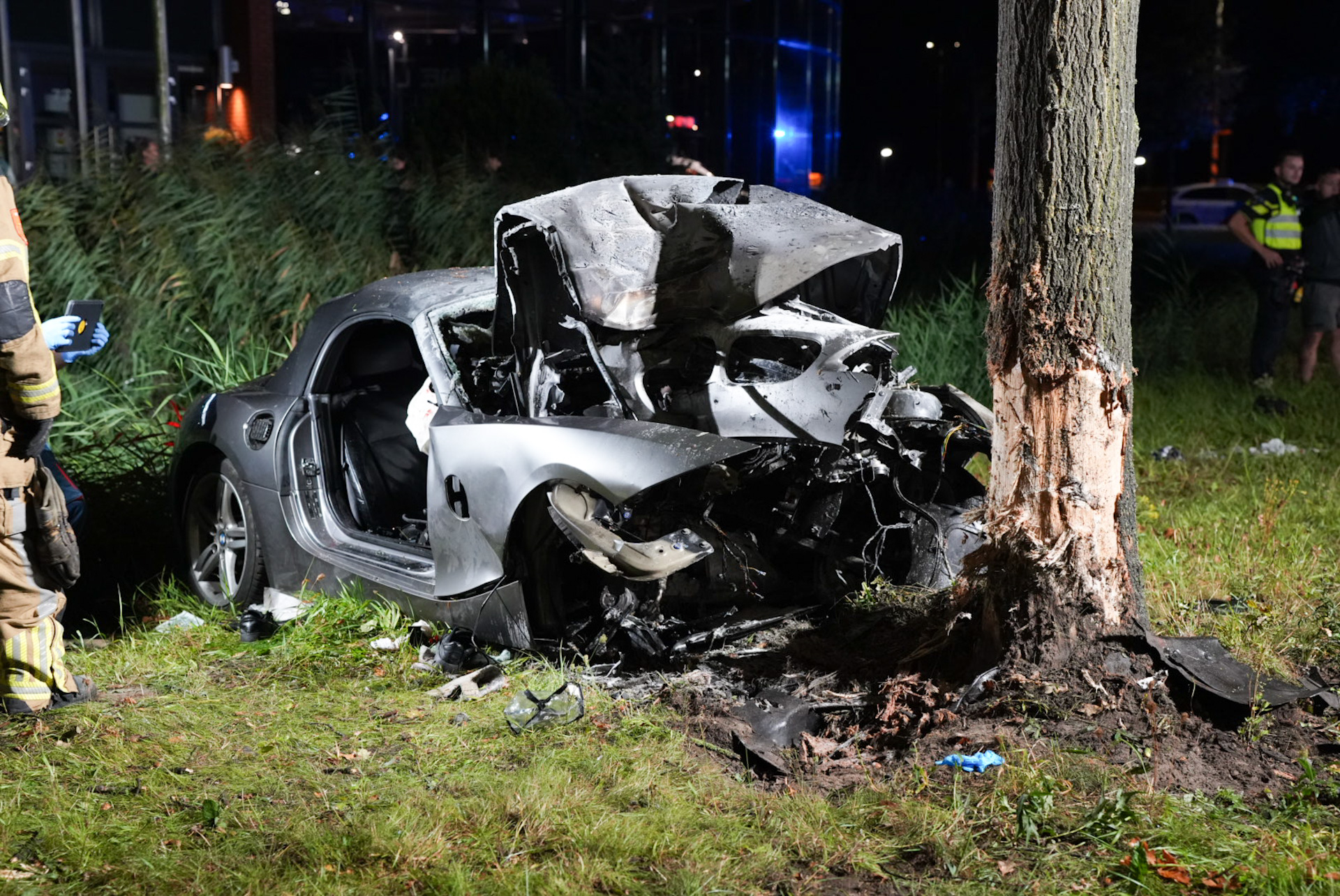 Auto vliegt in brand na botsing tegen boom, twee zwaargewonden
