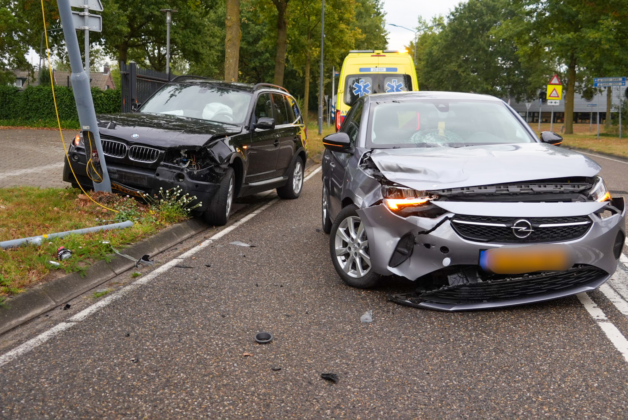 Frontale botsing en afgebroken lantaarnpaal na uitwijkmanoeuvre
