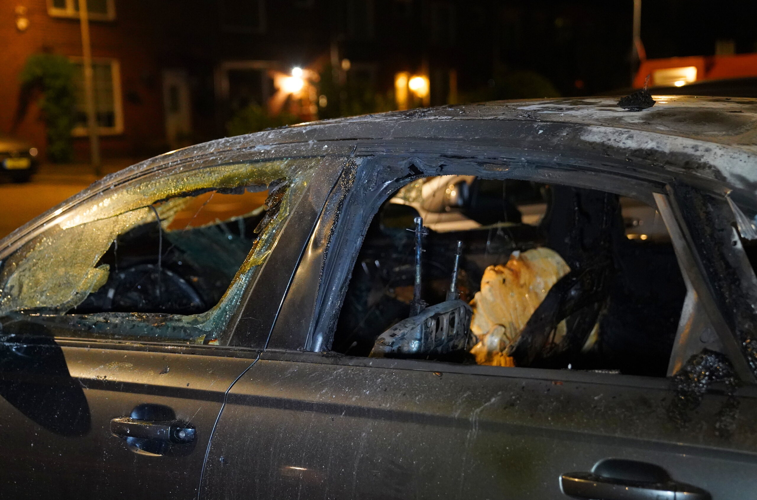 Geparkeerde auto in brand gestoken, politie doet onderzoek