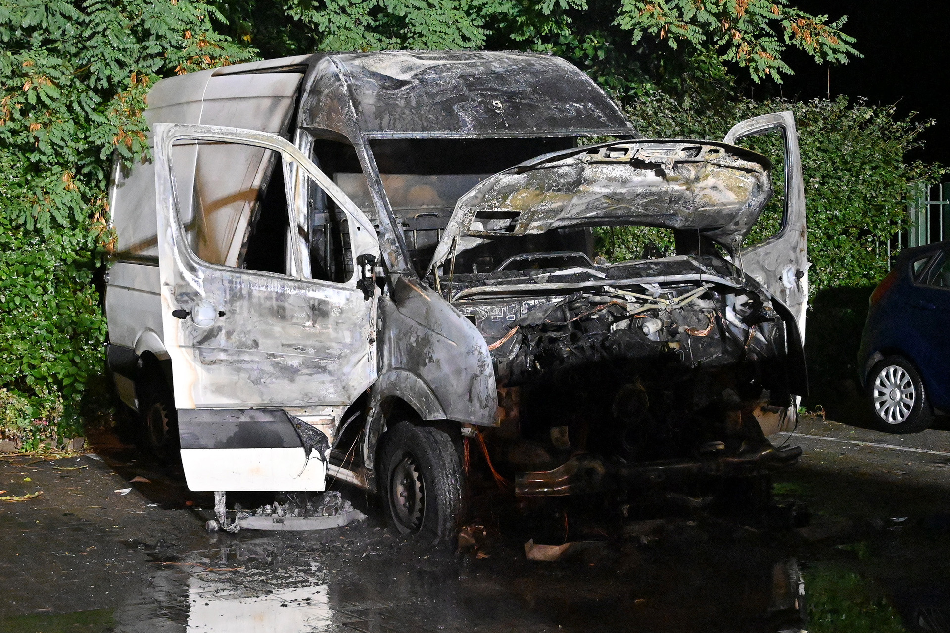 Bestelbus brandt uit op parkeerplaats, voertuig zou al ruim een jaar stilstaan