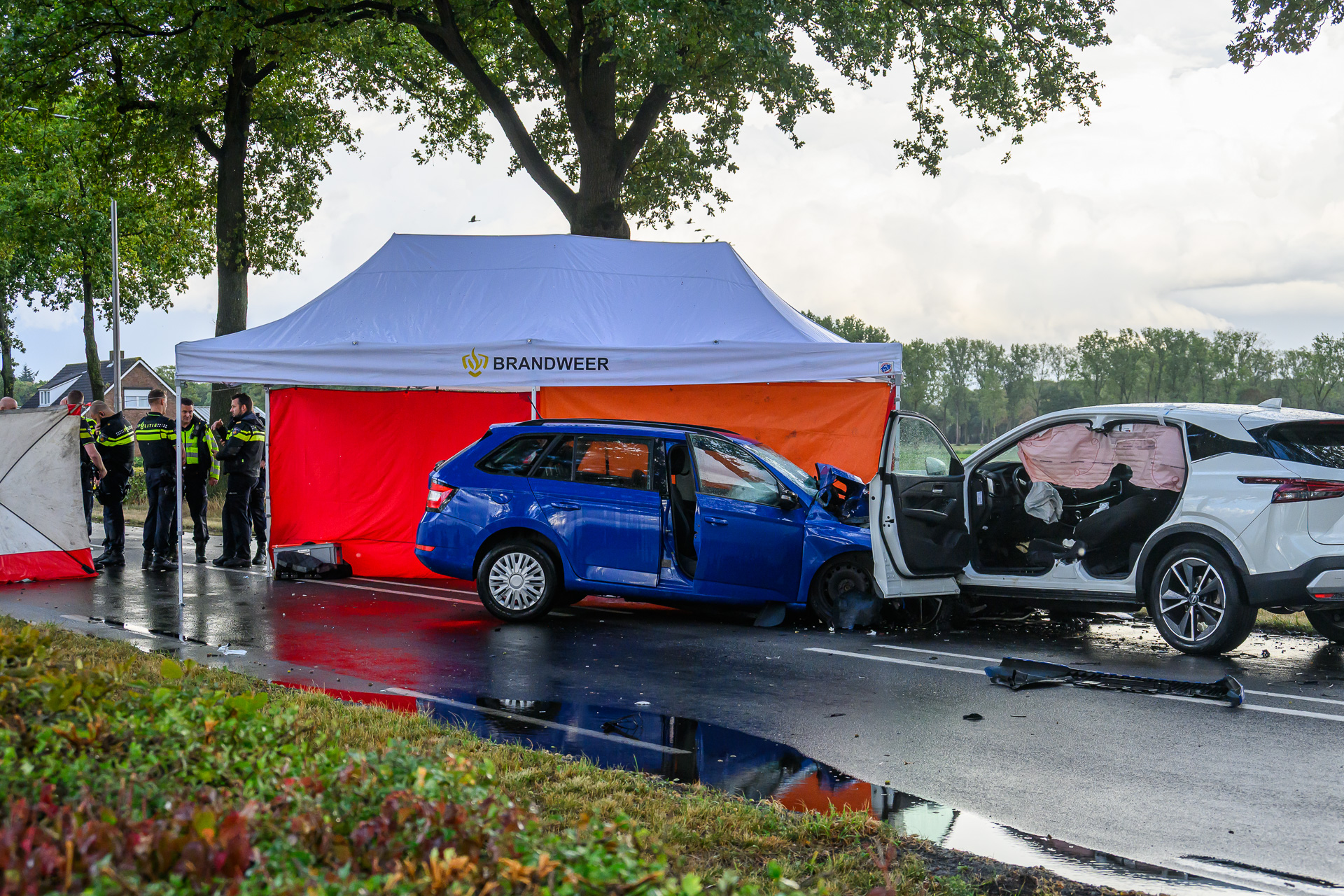 Bestuurder overleden bij frontale botsing tussen twee auto’s