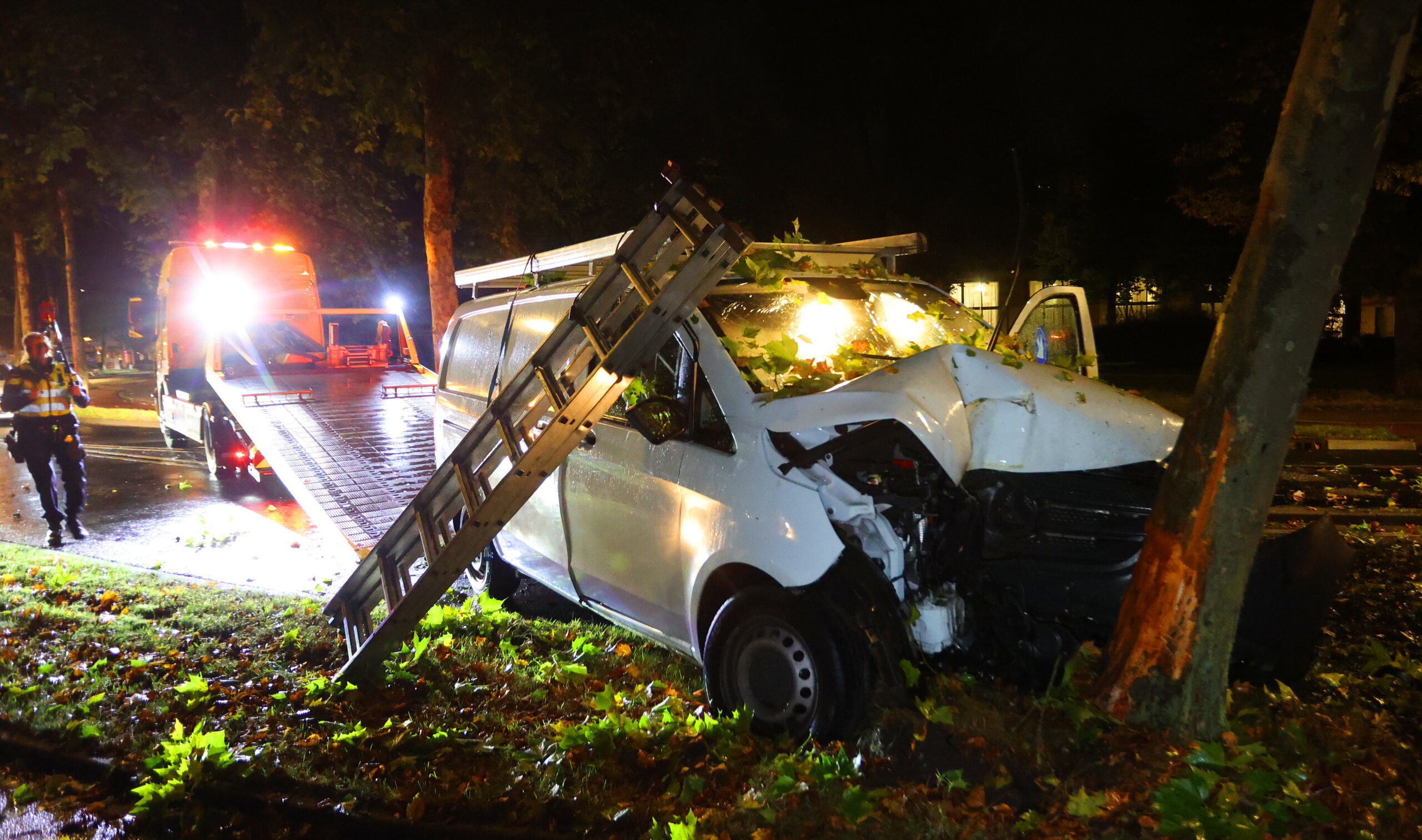 Bestelbus botst tegen boom: bestuurder zwaargewond