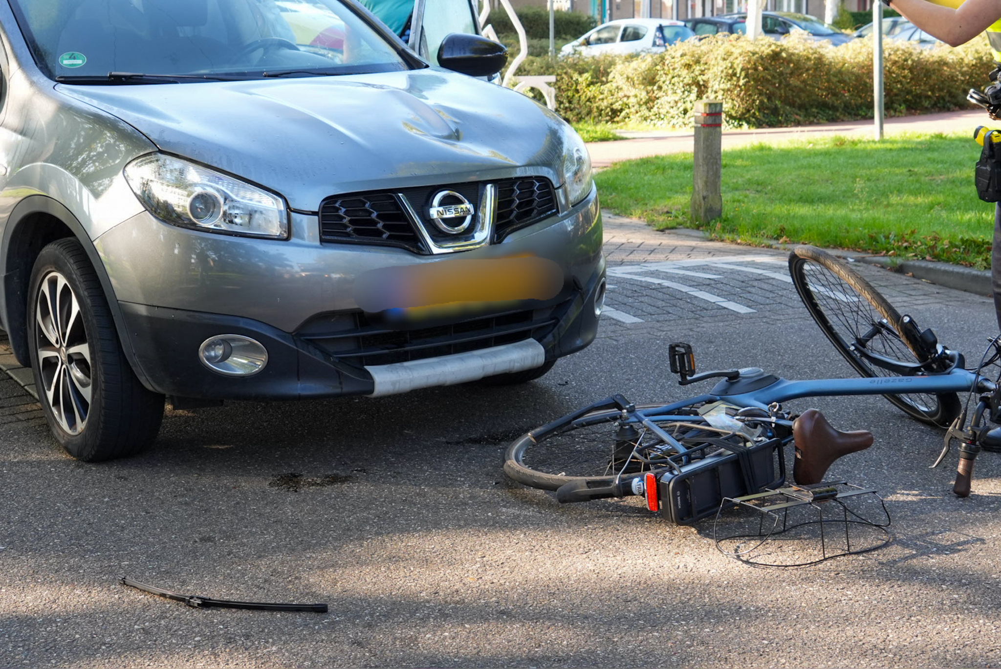 Fietser geschept door auto en raakt gewond