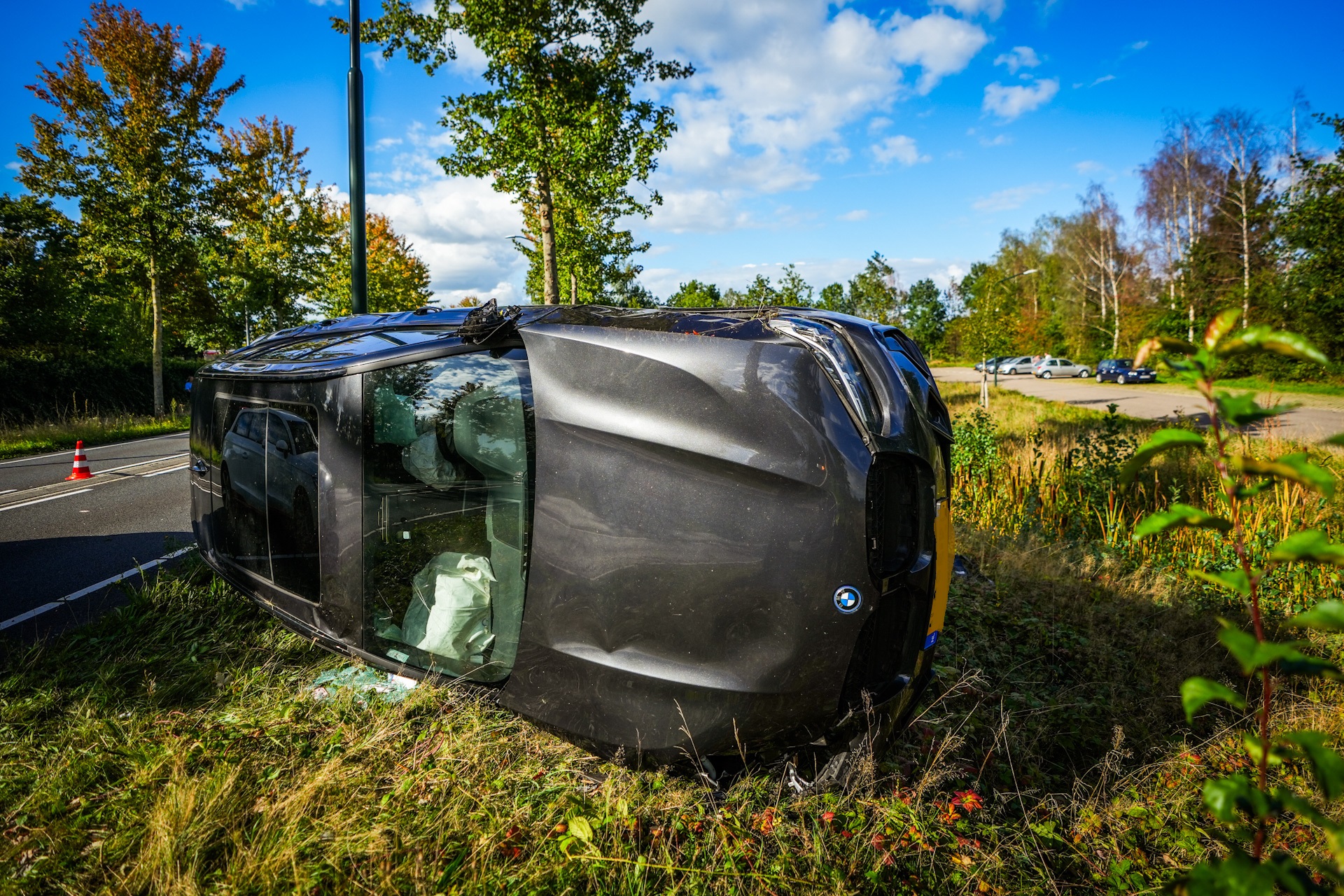 Auto op z’n kant bij ongeval, slachtoffer naar ziekenhuis